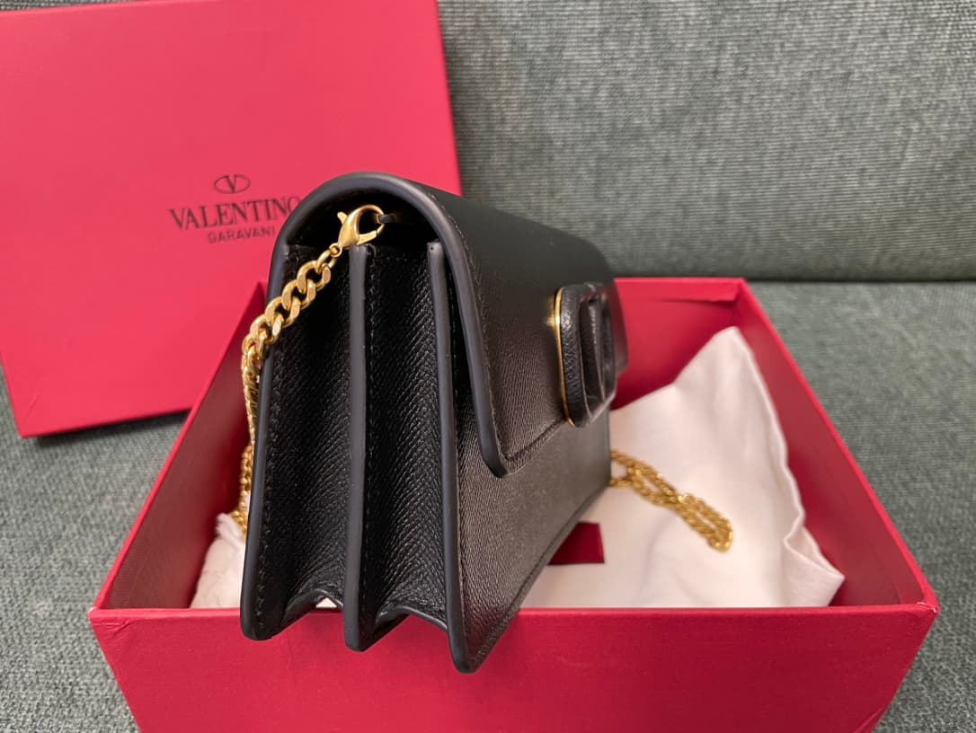 Valentino Garavani VLogo signature wallet on chain bag Grainy Calfskin Black High