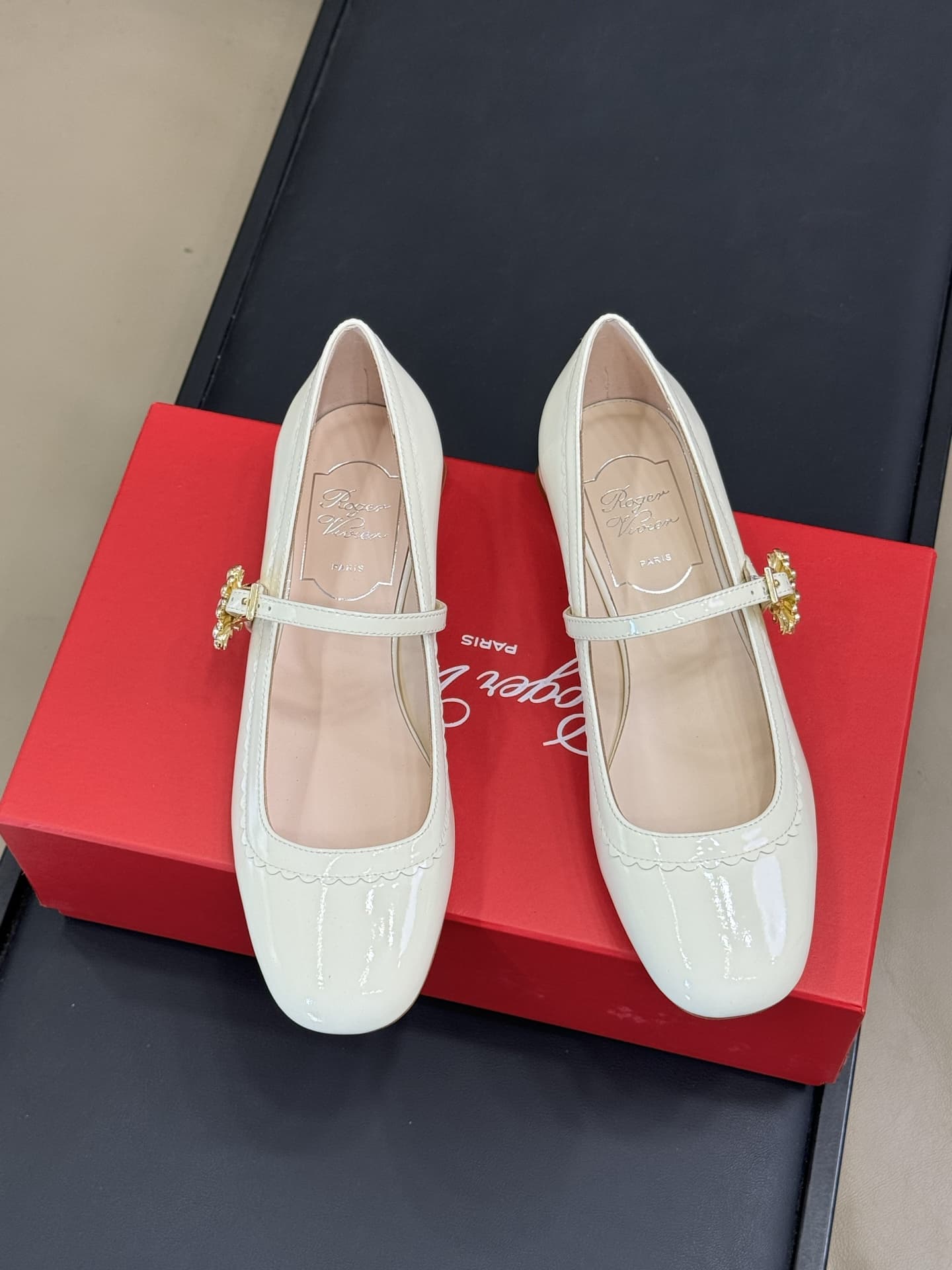 Roger Vivier Tres Vivier Mary Janes in patent leather shoes Women