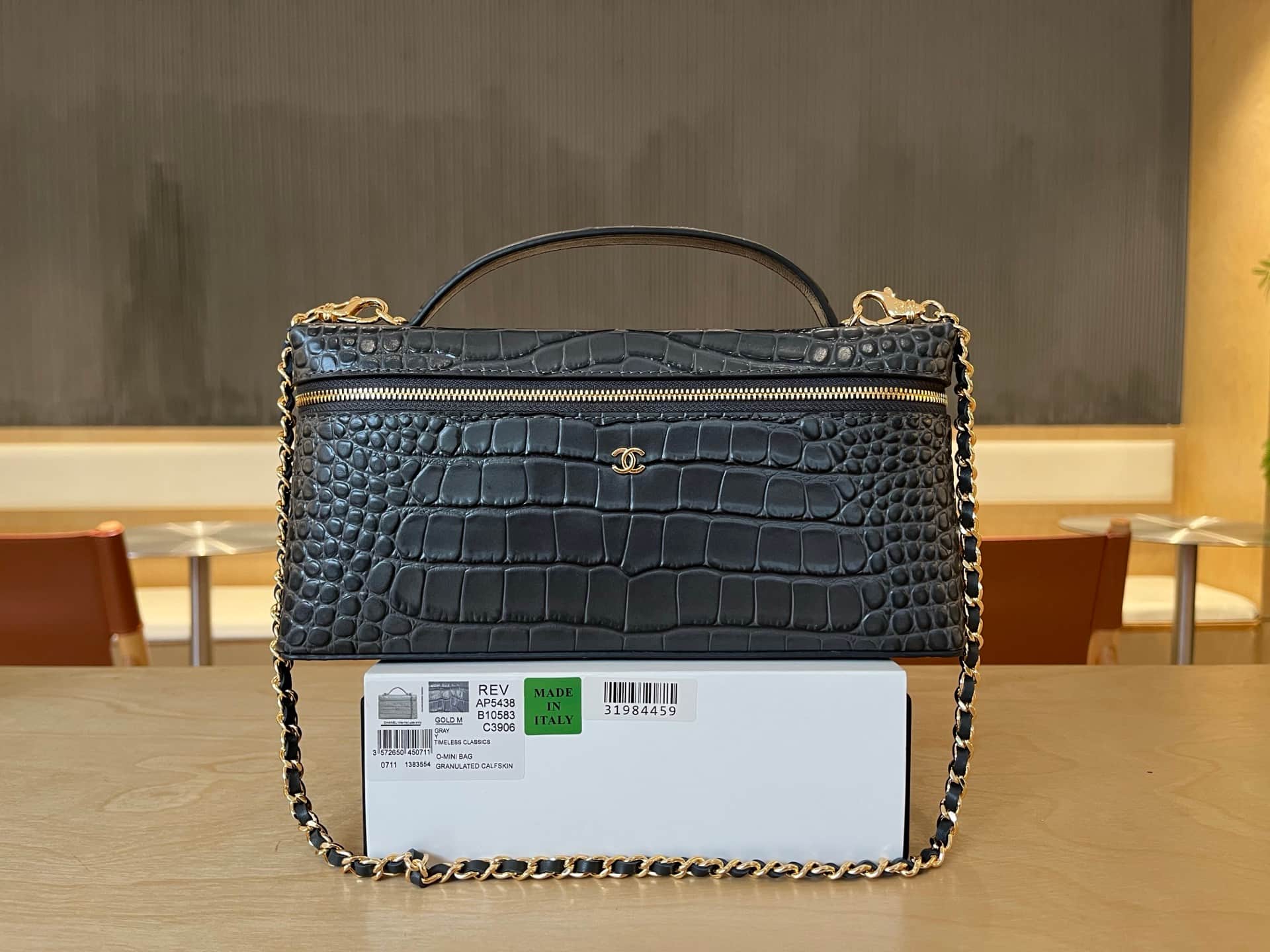 Chanel Vanity with Chain Crocodile-embossed leather& Gold-Tone Metal Black AP5438 A