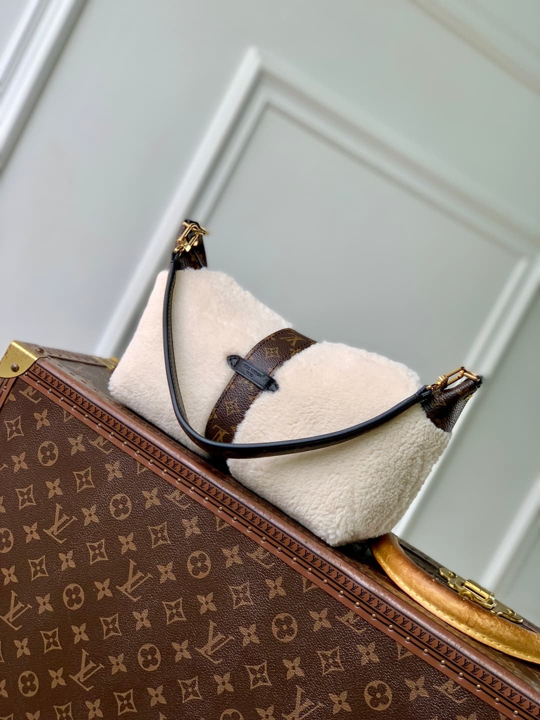 Louis Vuitton Pochette Mia shearling M26245 cream high