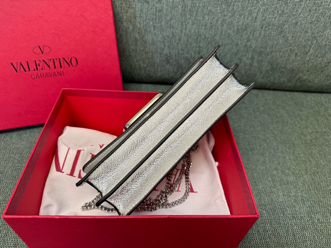 Valentino Garavani VLogo signature wallet on chain bag Grainy Calfskin Silver High