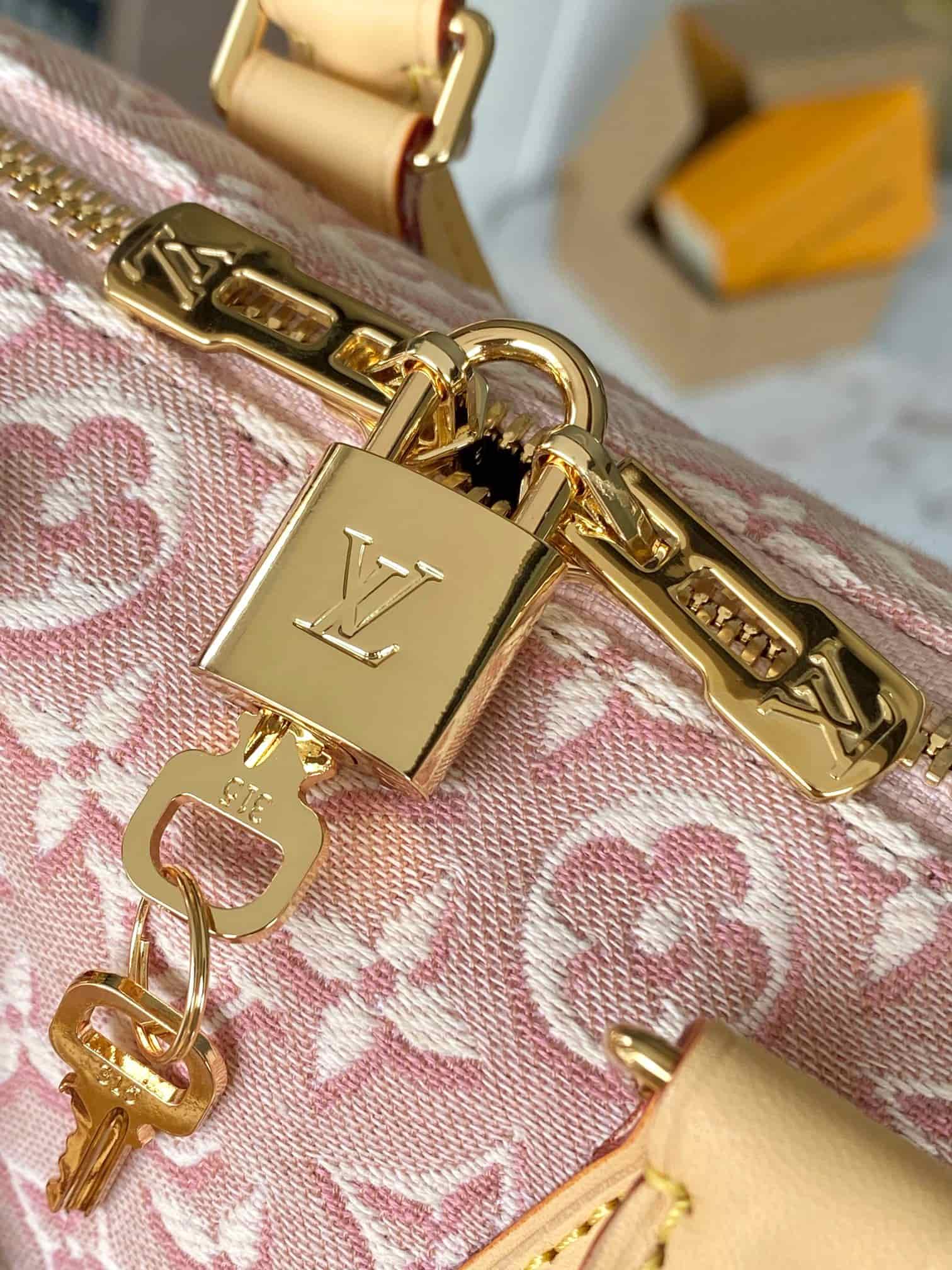 Louis Vuitton Speedy Bandoulière 20 Monogram Emblème Rose Ruban M2A039 TOP