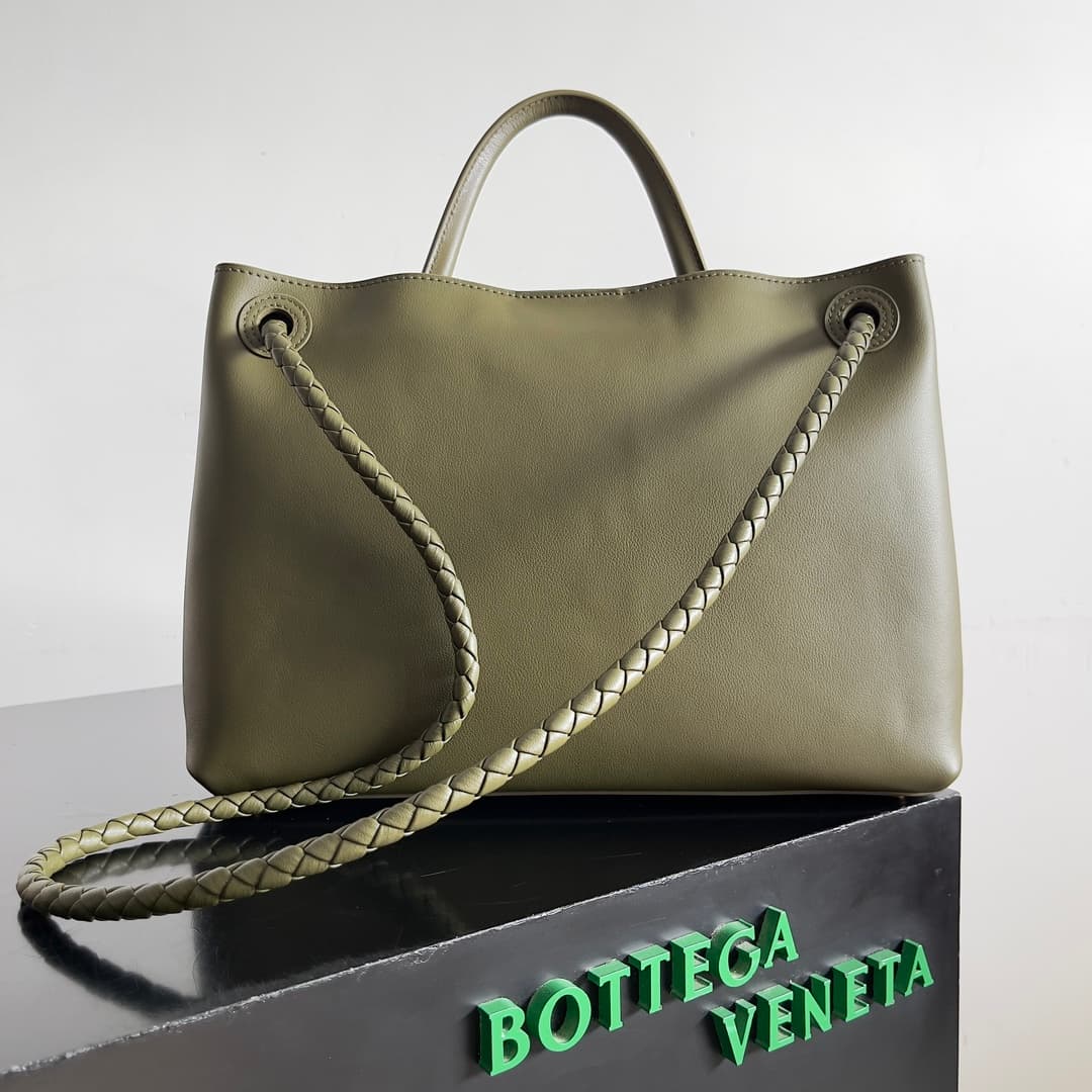 Bottega Veneta Andiamo tote bag in green calfskin leather TOP