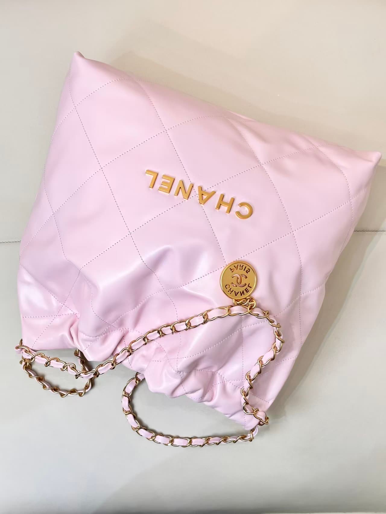 Chanel 22 MEDIUM HANDBAG Shiny calfskin & gold-tone metal AS3261 Pink TOP