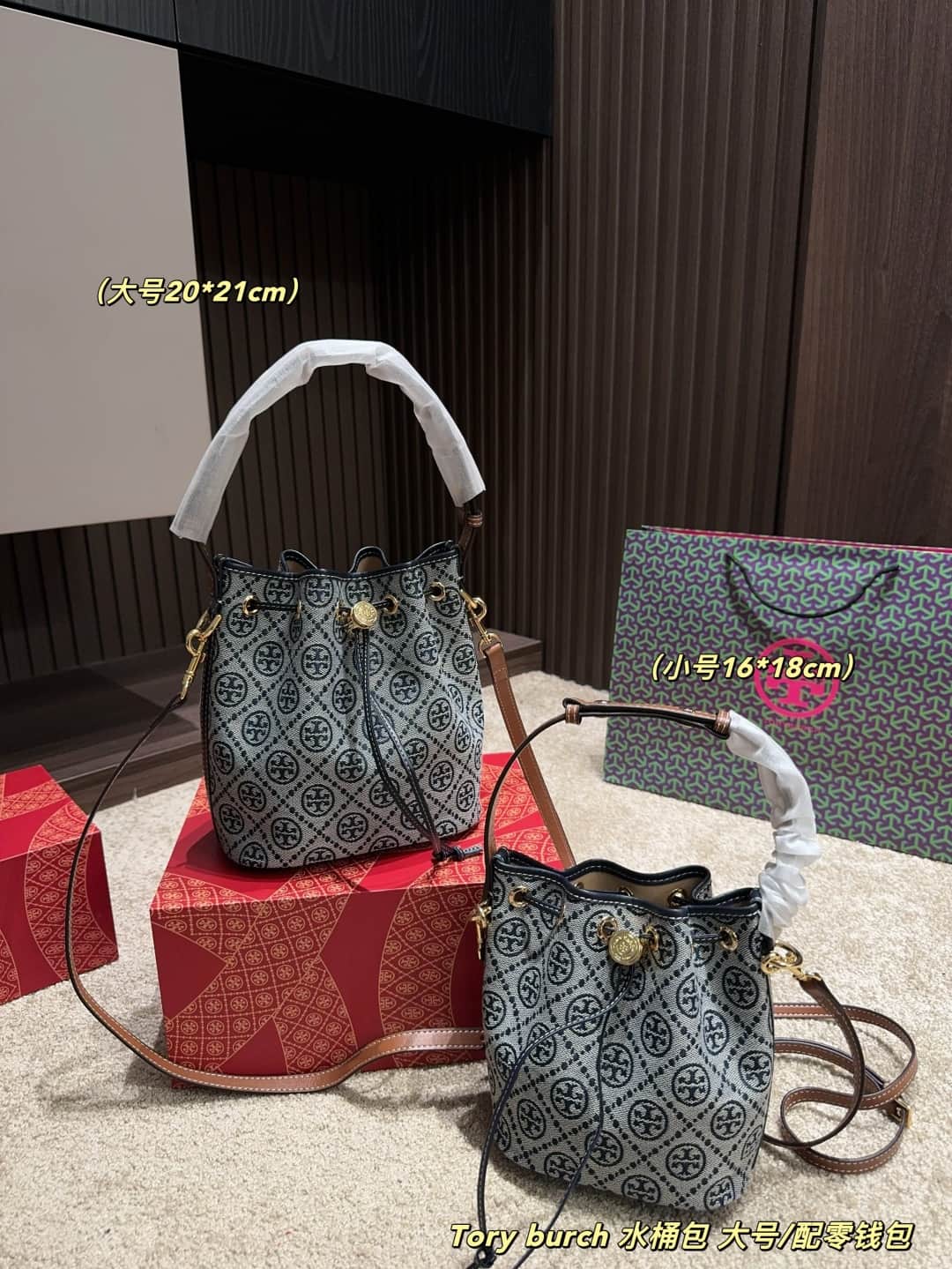 Tory Burch MONOGRAM BUCKET BAG