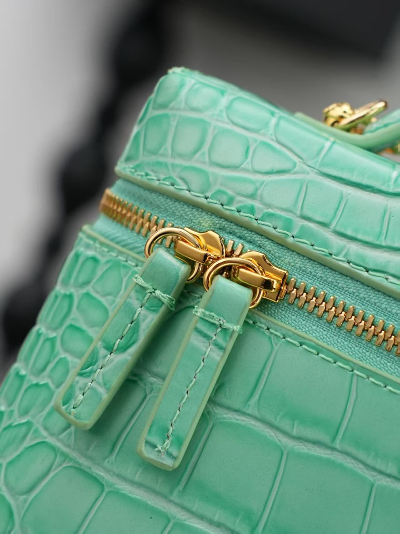 Chanel Small Vanity with chain crocodile-embossed calfskin& Gold-Tone Metal Green AS5346 A