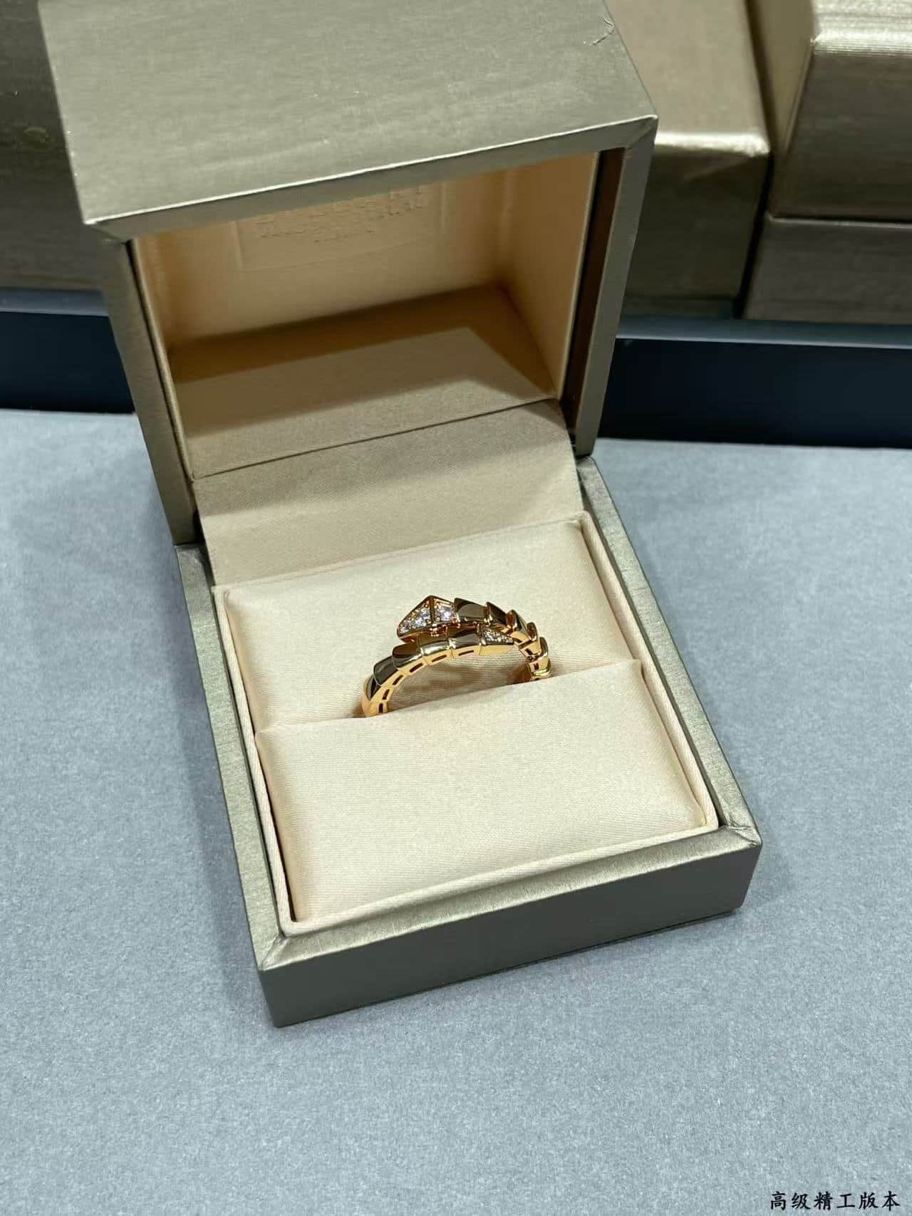 BVLGARI V- gold Serpenti Scaglie Ring High