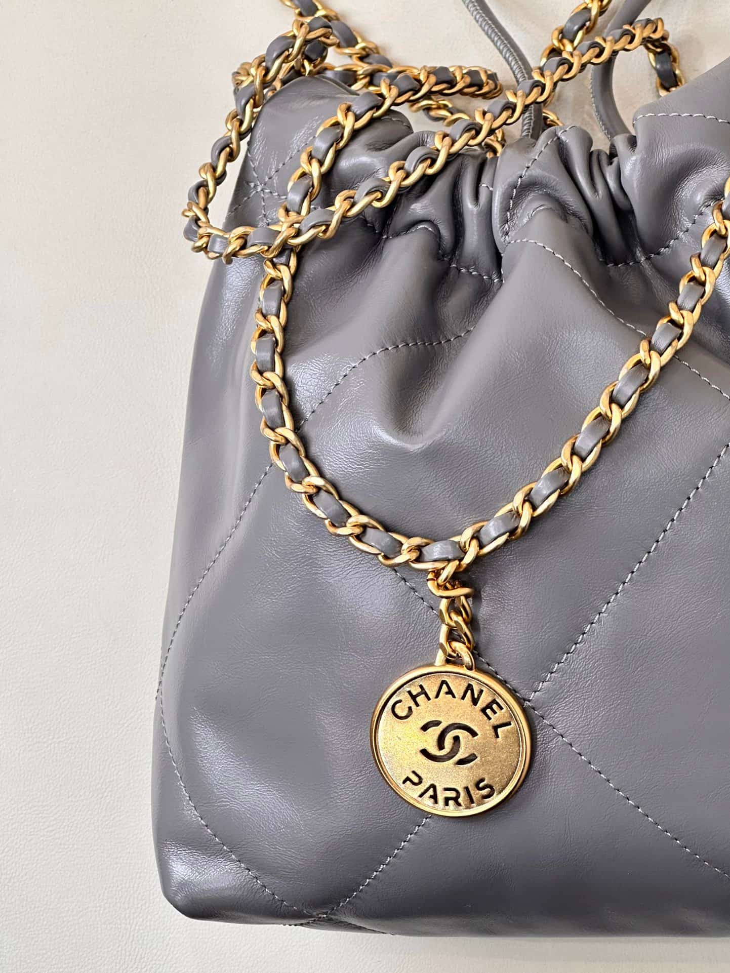 Chanel 22 MINI HANDBAG Shiny Calfskin Grey & Gold-Tone Metal AS3980 TOP