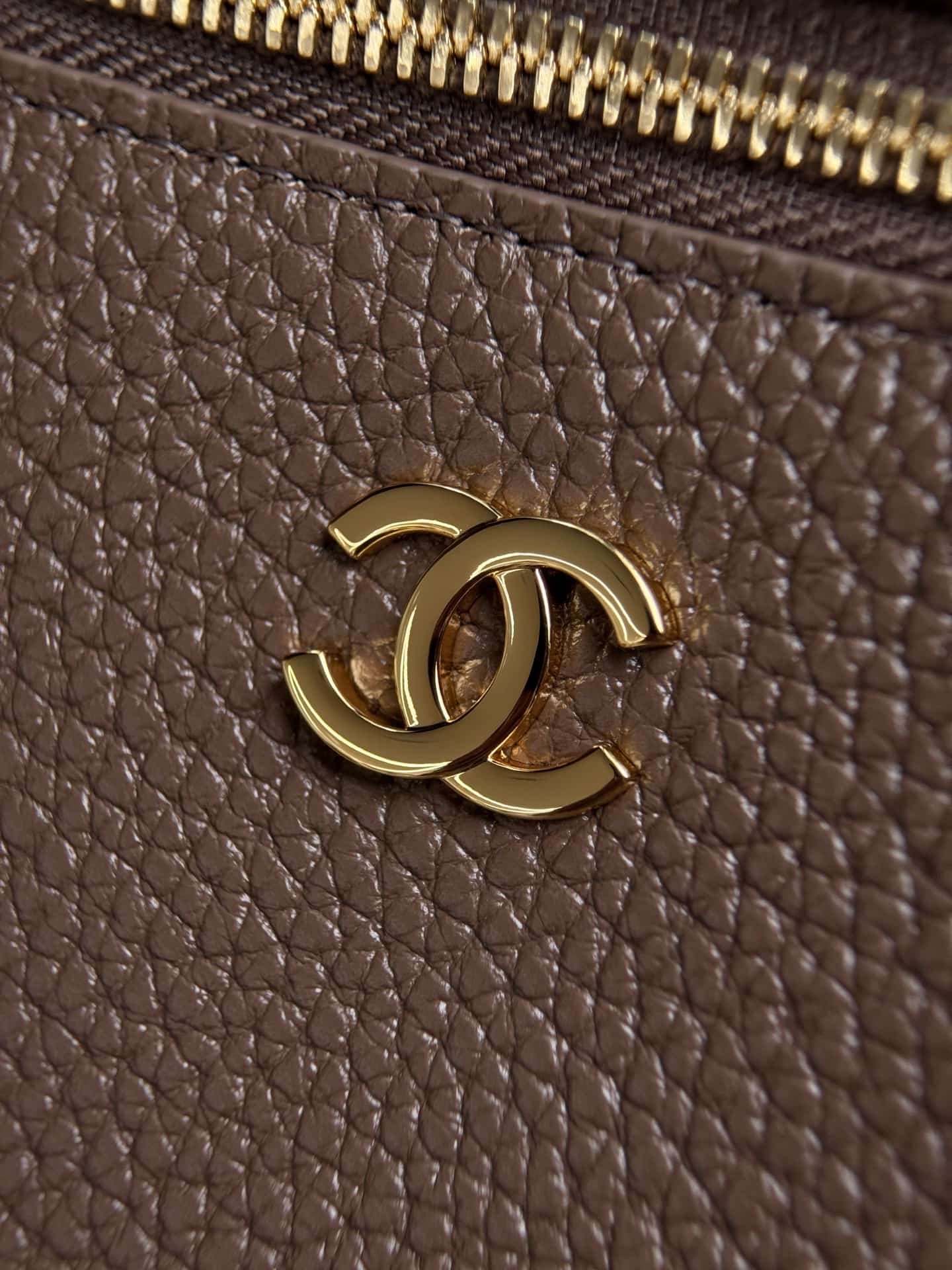 Chanel Large Vanity with chain Grained Calfskin & Gold-Tone Metal Dark Brown AS5347 A