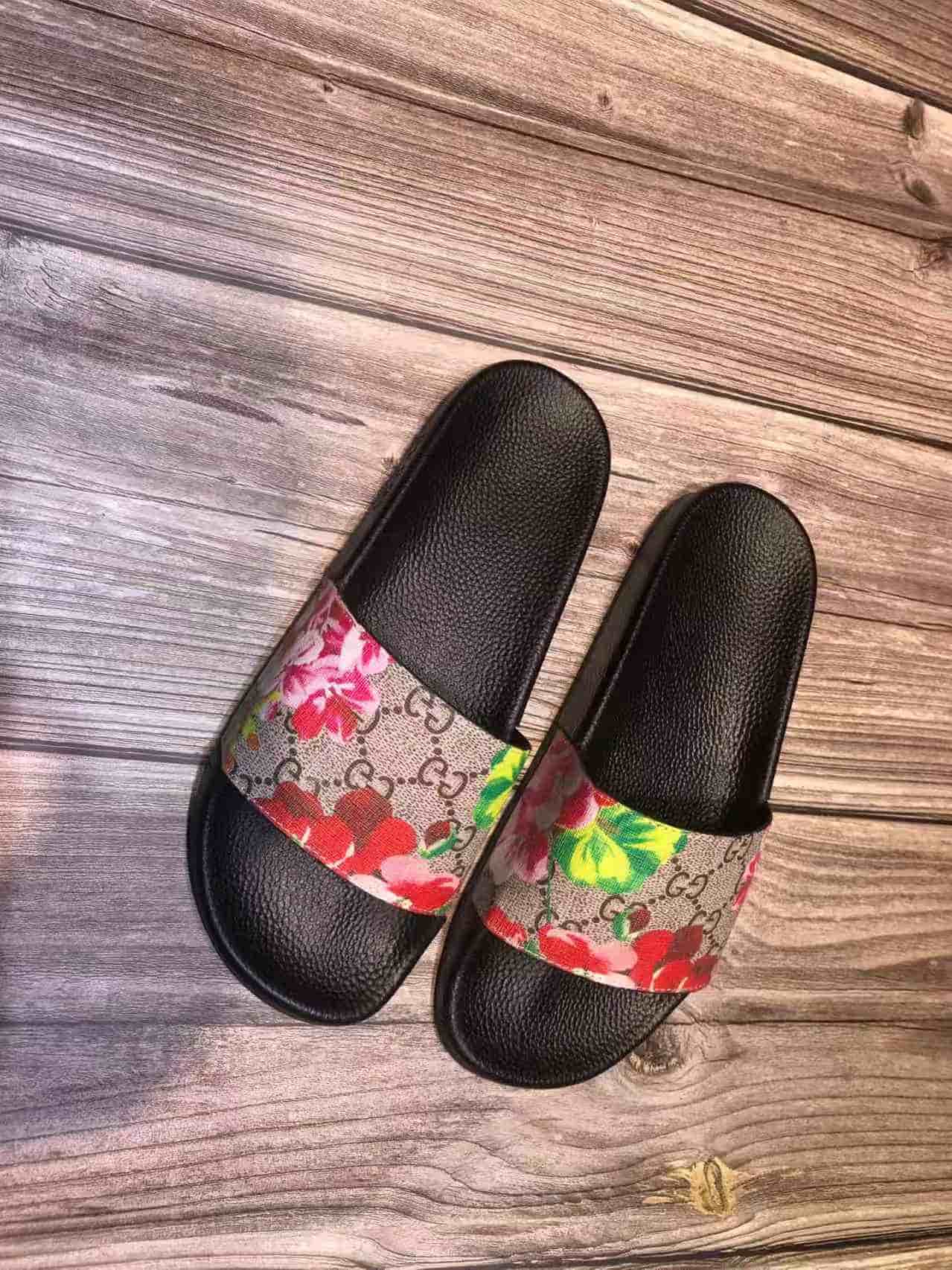 Gucci GG Supreme canvas slides