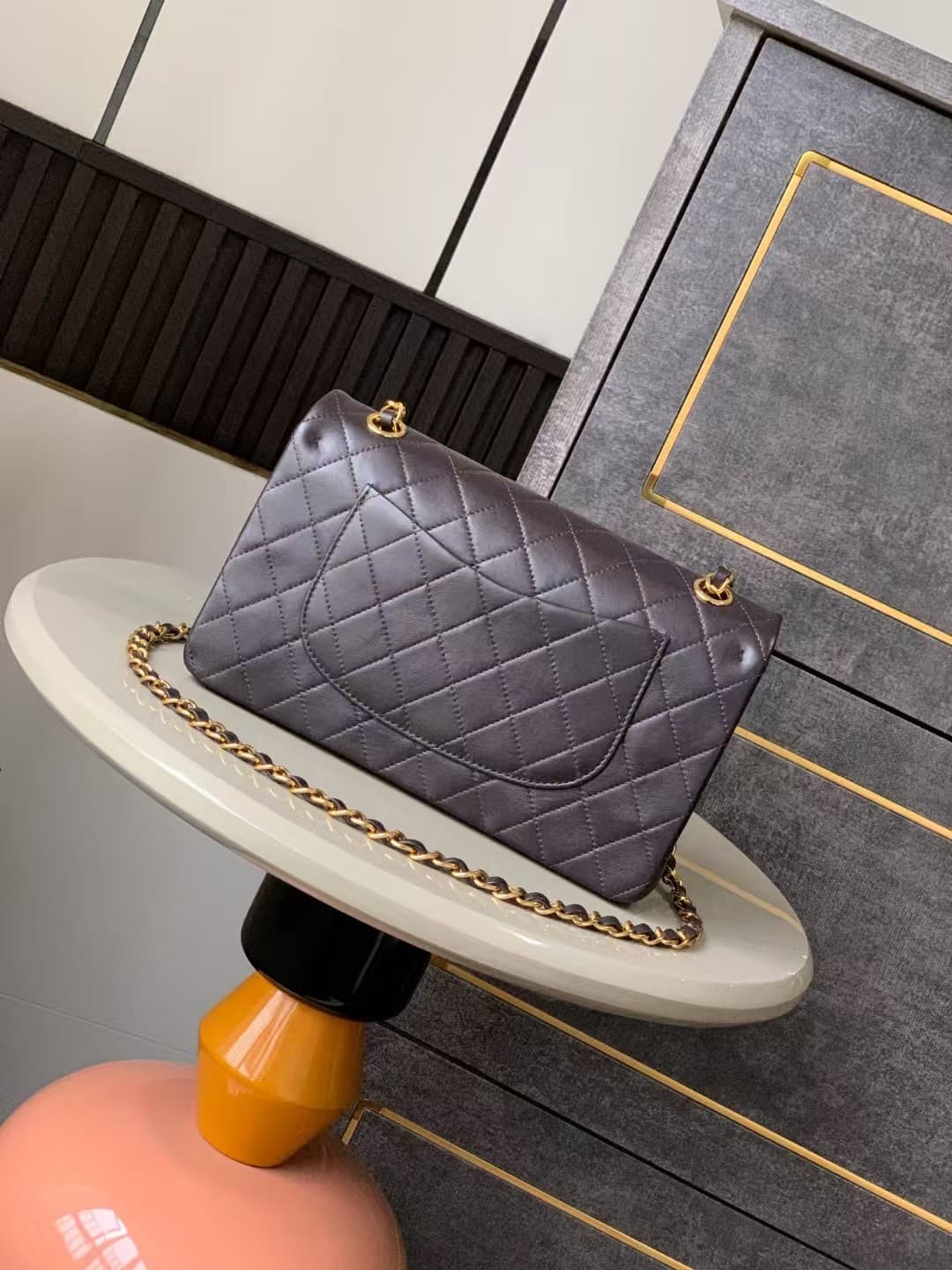 Medium CLASSIC HANDBAG Lambskin Gold Metal In Chocolate A
