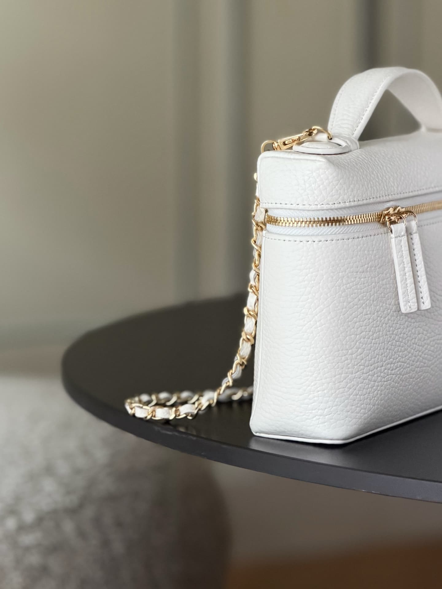 Chanel Large Vanity with chain Grained Calfskin & Gold-Tone Metal White AS5347 A