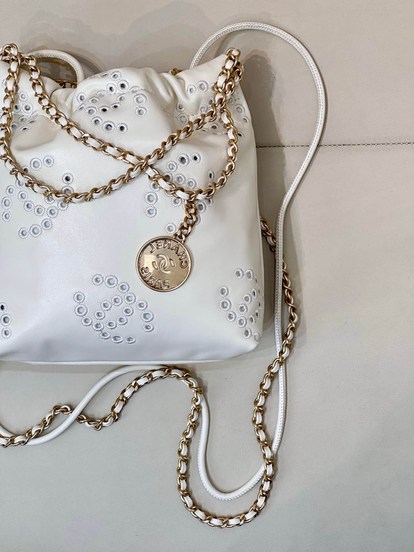 Chanel 22 MINI HANDBAG Shiny Calfskin White & Gold-Tone Metal AS3980 TOP