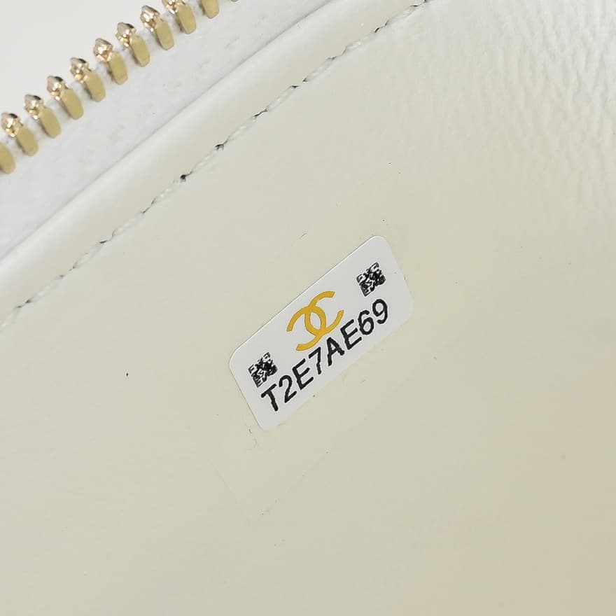 Chanel LONG VANITY WITH CHAIN Lambskin, Imitation Pearls & Gold-Tone Metal AP4452 White A