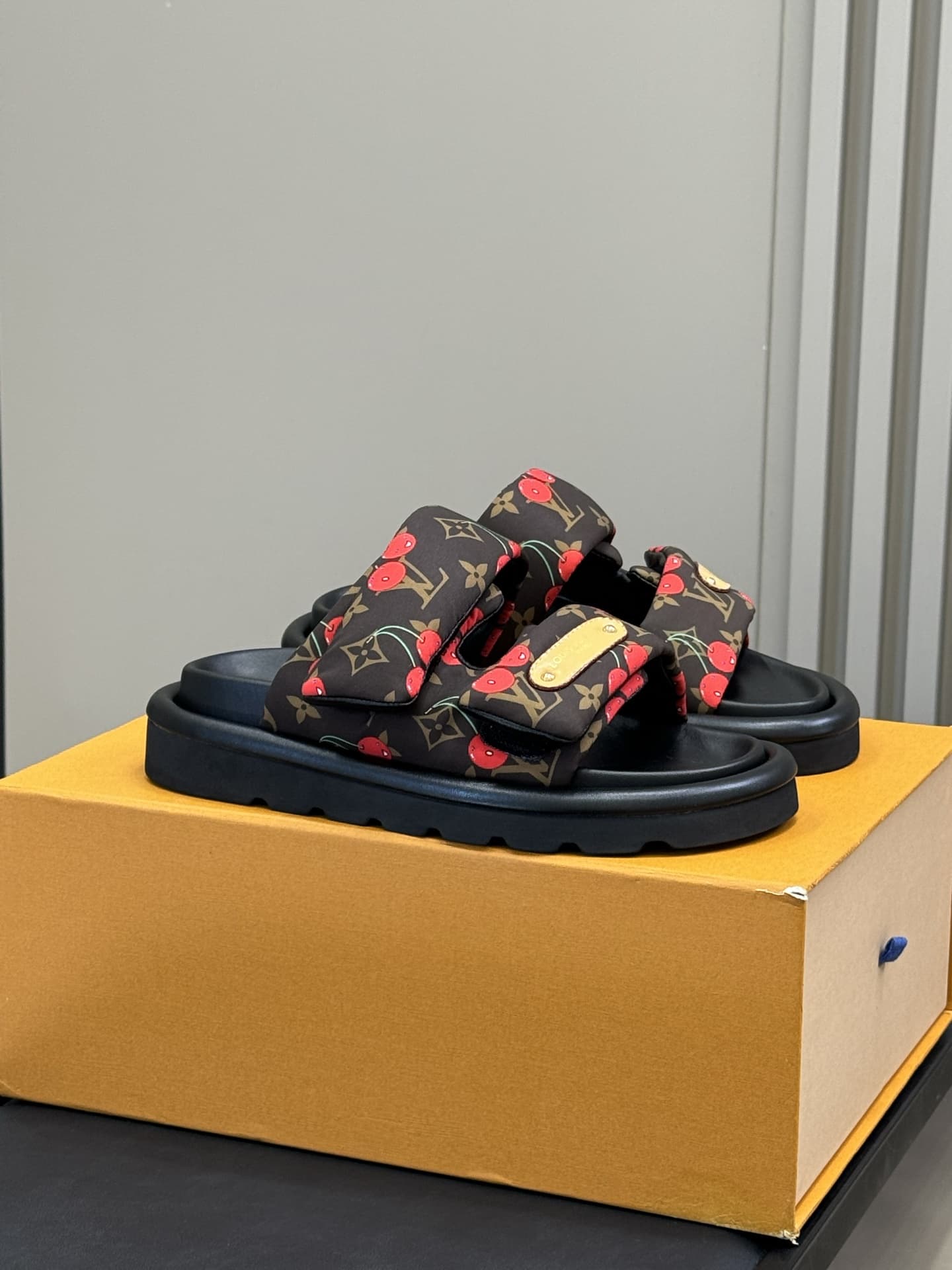 Louis Vuitton Sandal shoes Men Women TM Pool Plllow