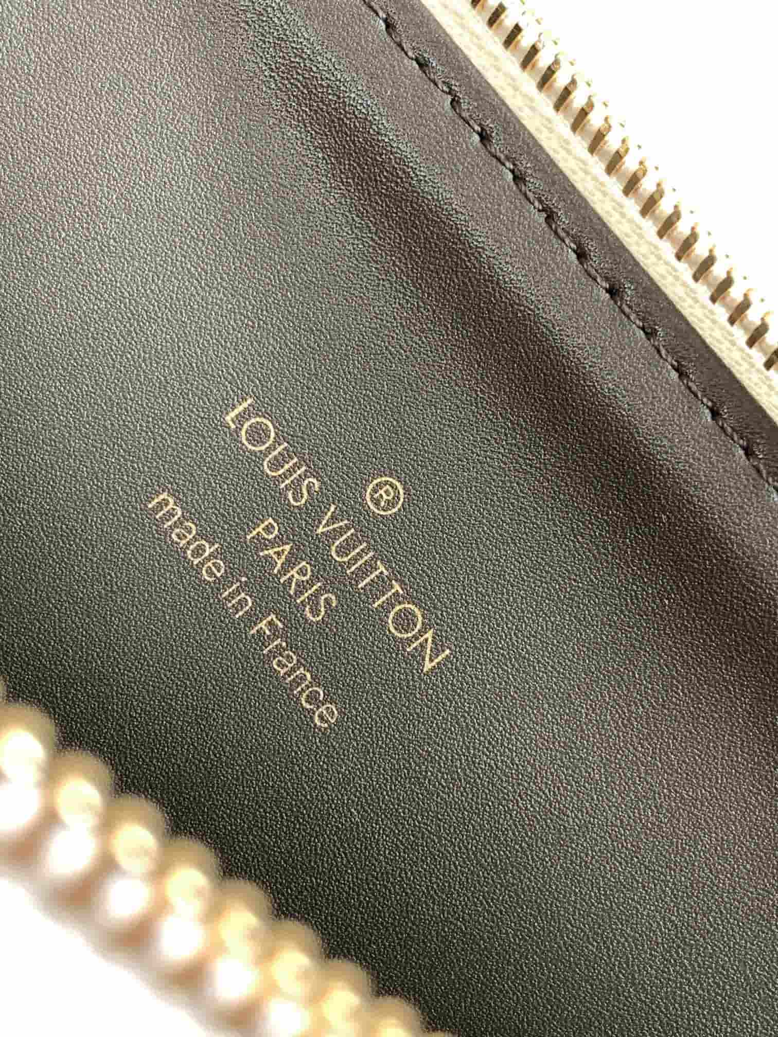 Louis Vuitton Coussin PM Cream Monogram-embossed puffy lambskin M21262 High