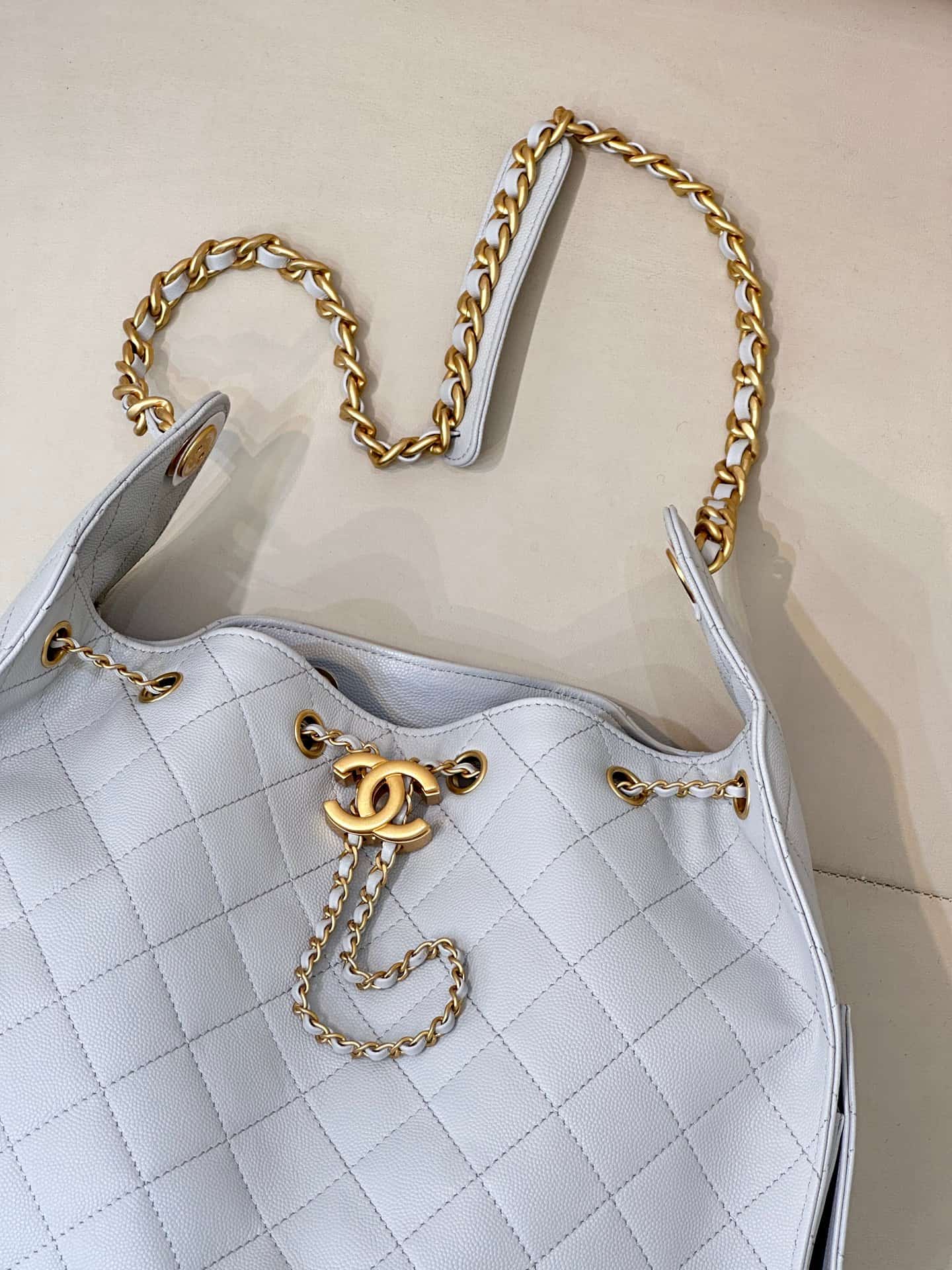 Chanel 25 Medium Hobo handbag AS5311 Grained Calfskin & Gold-tone Metal Light Grey TOP