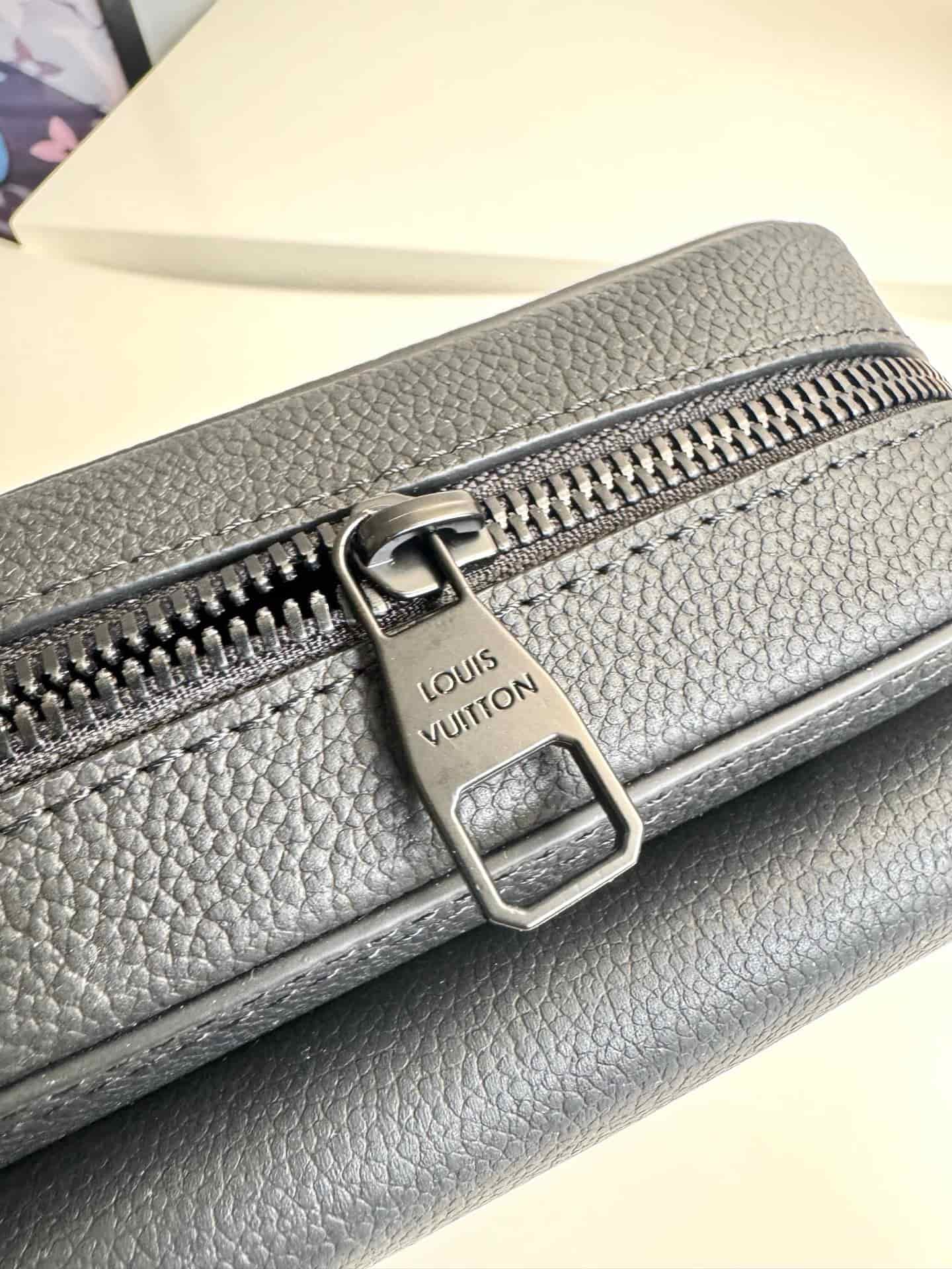 Louis Vuitton Boarding Messenger M15265 Black High