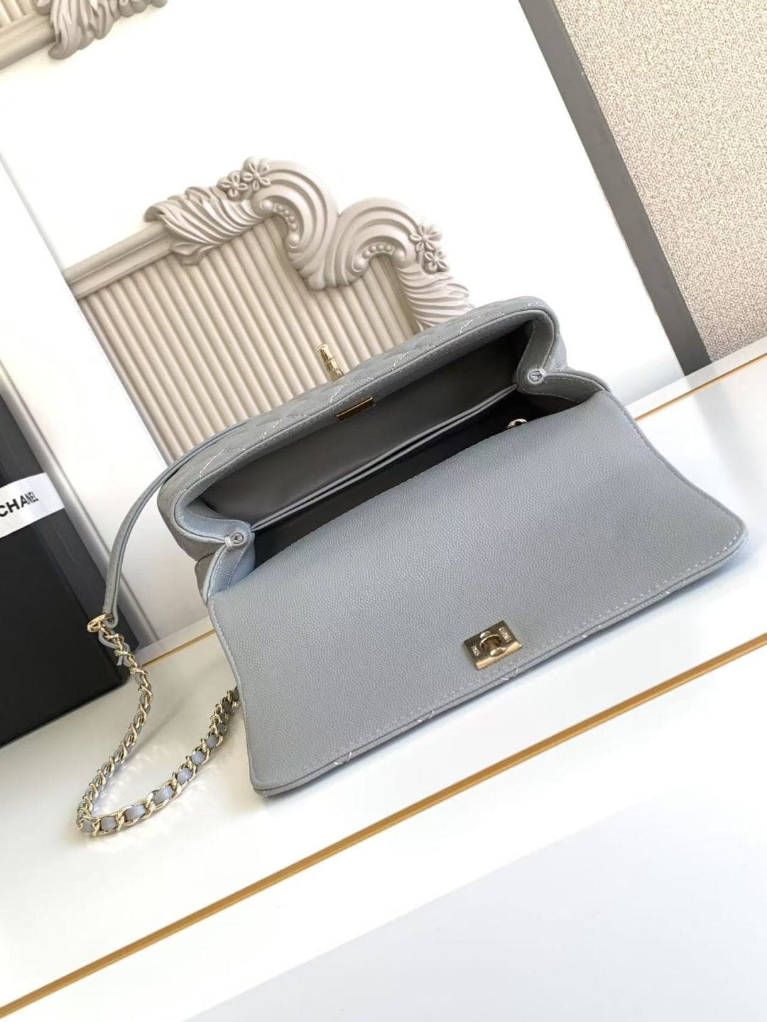 FLAP BAG WITH TOP HANDLE Grained Calfskin & Gold-Tone Metal A92990 Light-Grey Binding A