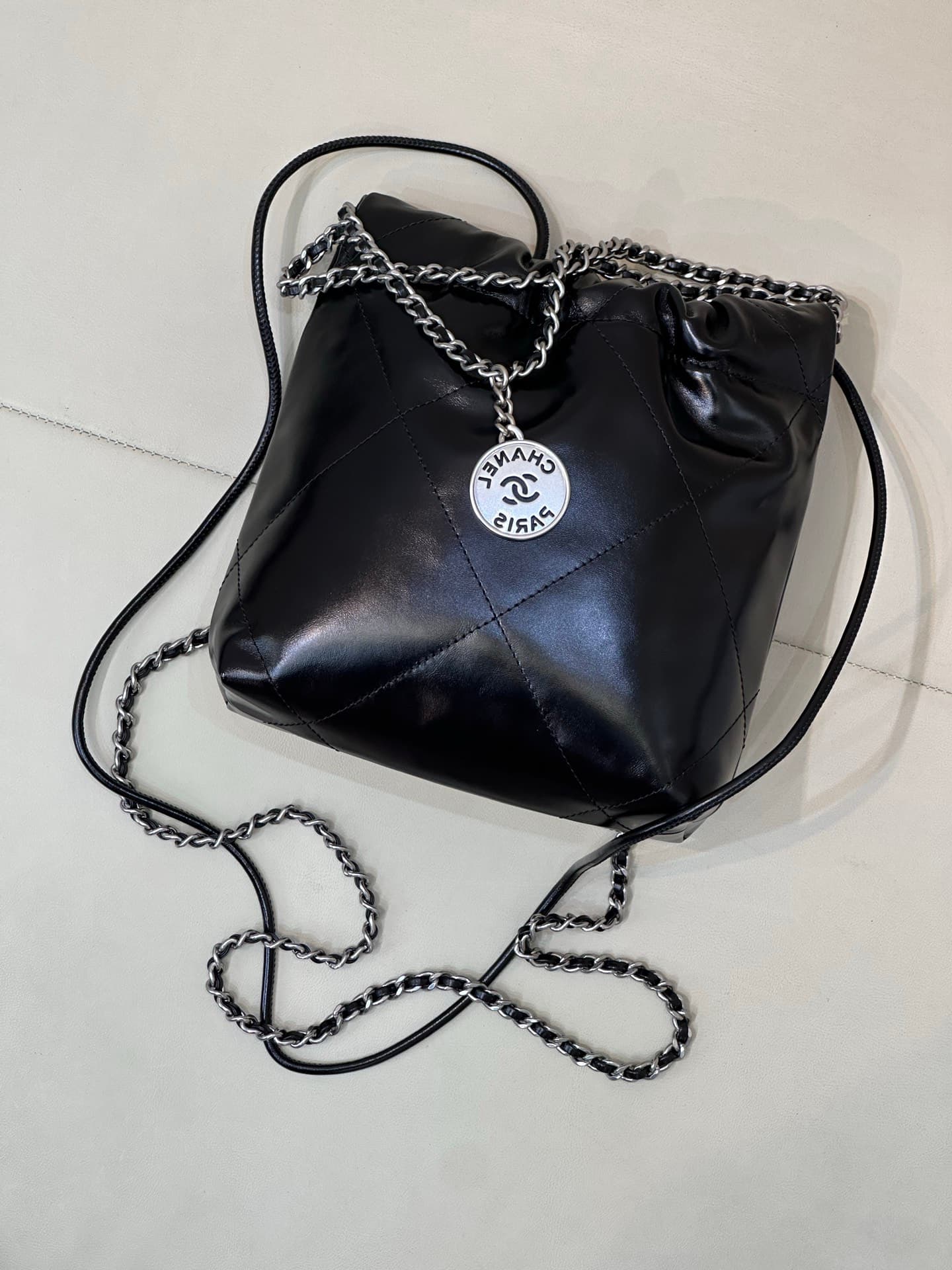 Chanel 22 MINI HANDBAG Shiny Calfskin Black &Silver-Tone Metal AS3980 TOP