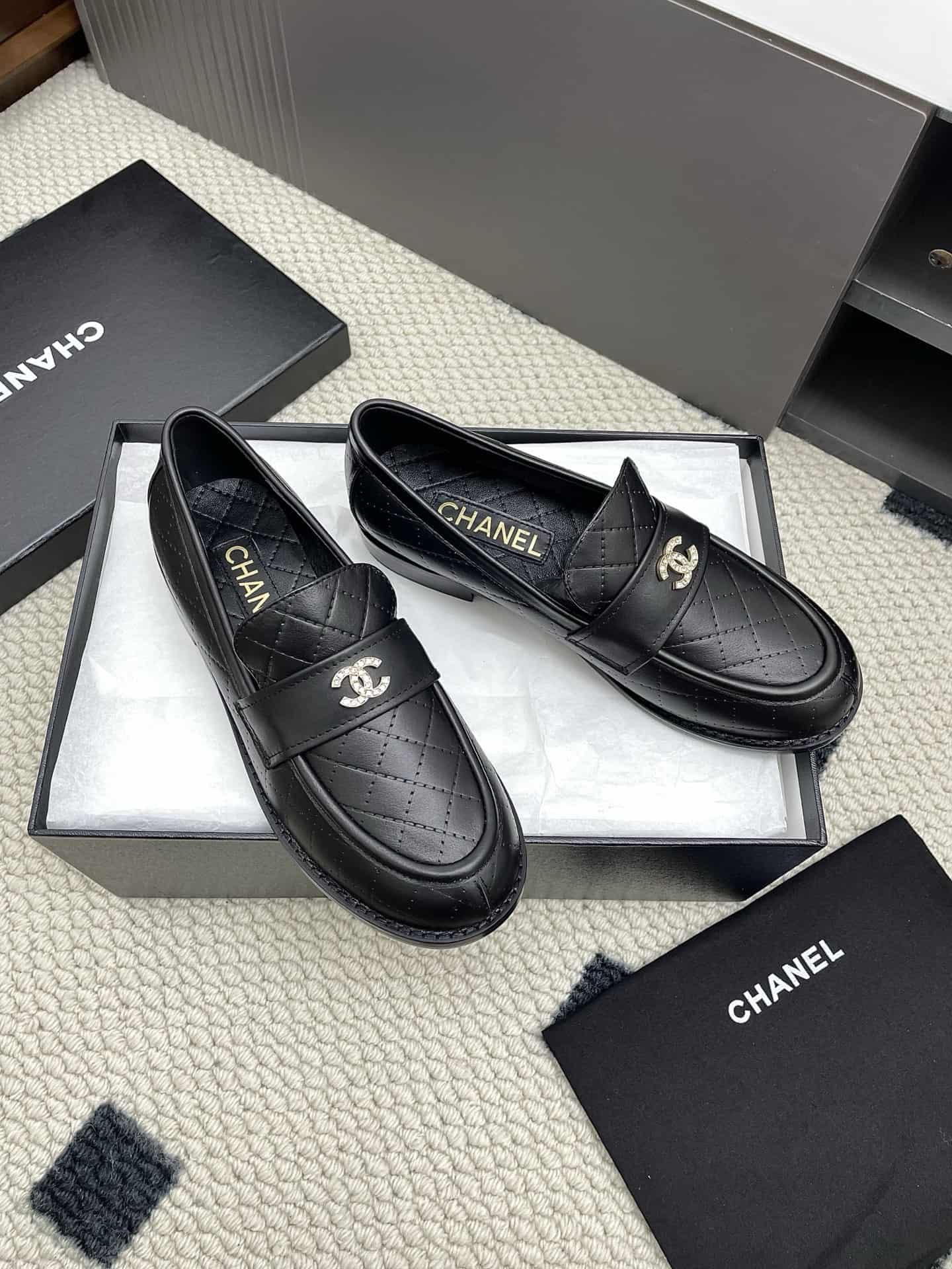 Chanel Interlocking CC Logo Leather Loafers shoes Women