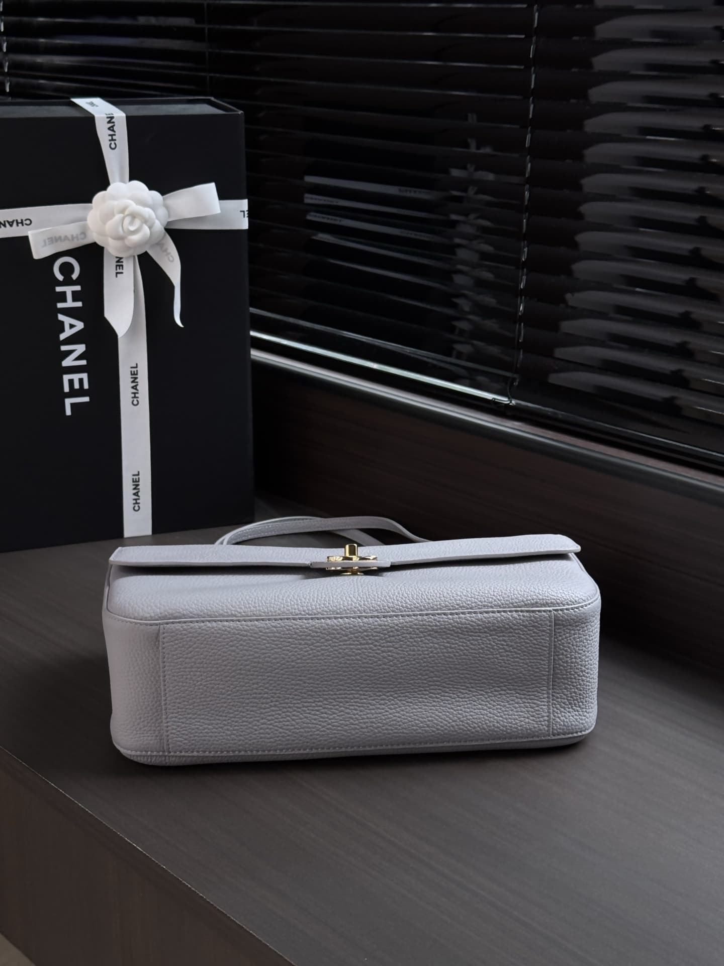 Chanel Maxi Flapbag Grained Calfskin & Gold-Tone Metal Light Grey AS6231 A
