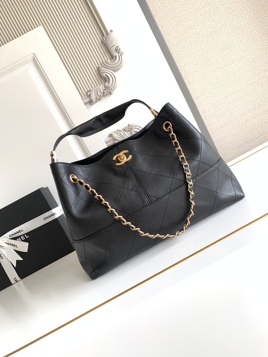 Small Shopping Bag Calfskin & Gold-Tone Metal AS5634 A