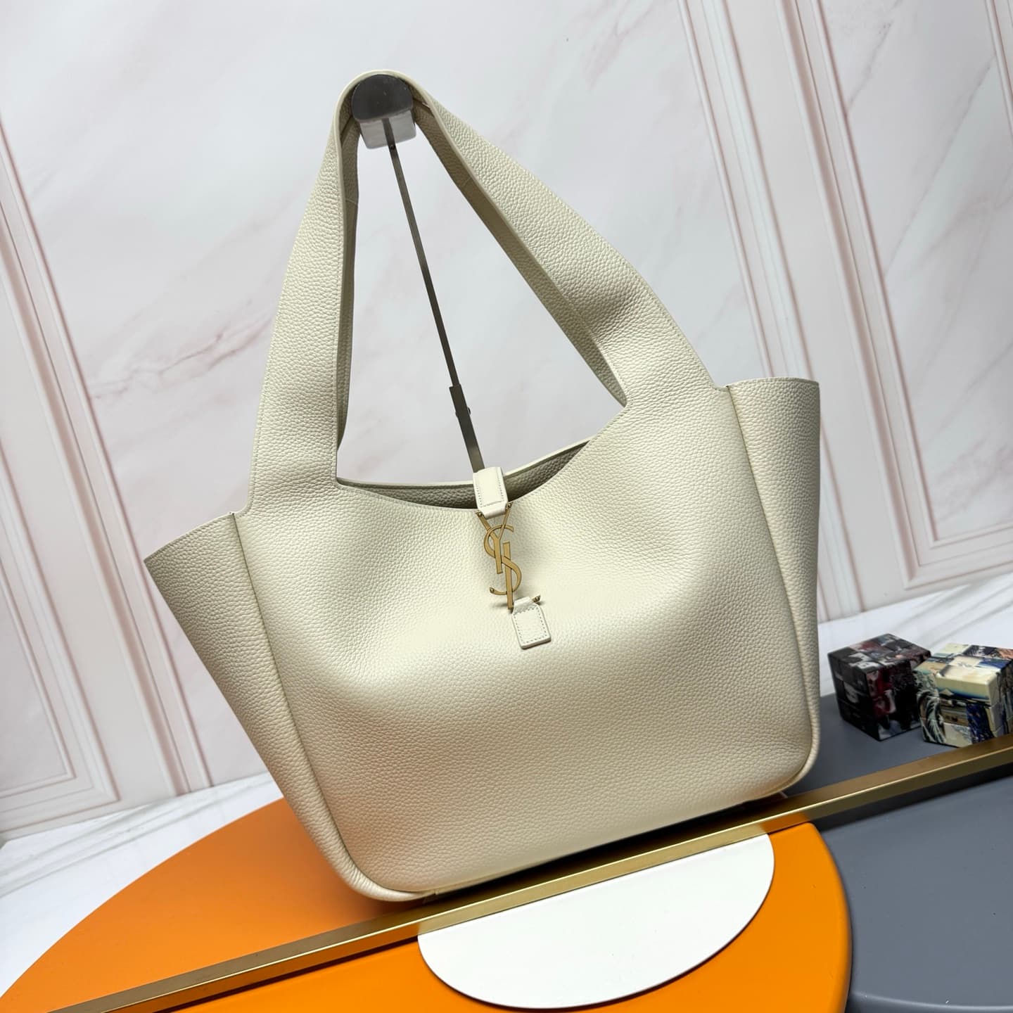 LE 5 À 7 BEA in grained leather 763435 BLANC VINTAGE High