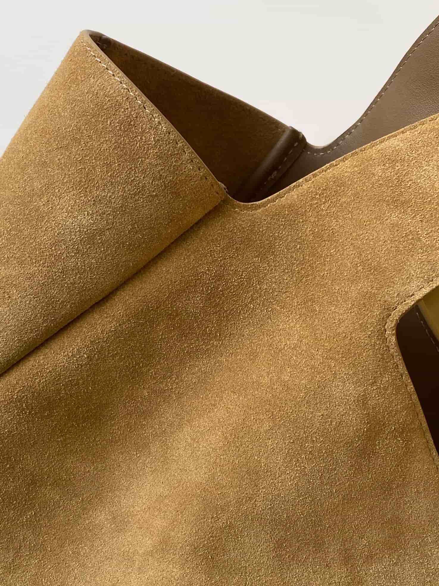 LE 5 À 7 BEA IN SUEDE GOLDEN LEAF High