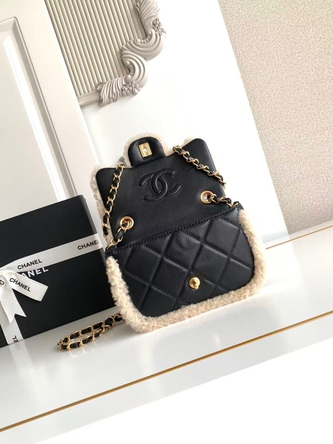 Chanel Mini Shearling Flap Bag in Black lambskin with beige shearling & Gold-Tone Metal AS5148 A