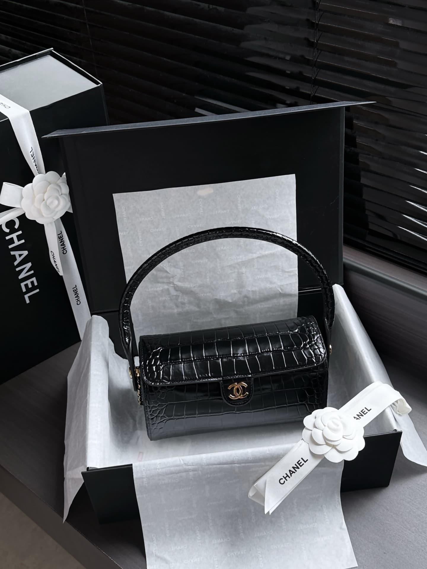 Chanel Clutch with chain Crocodile Embossed Calfskin & Gold-Tone Metal AP5294 Black High