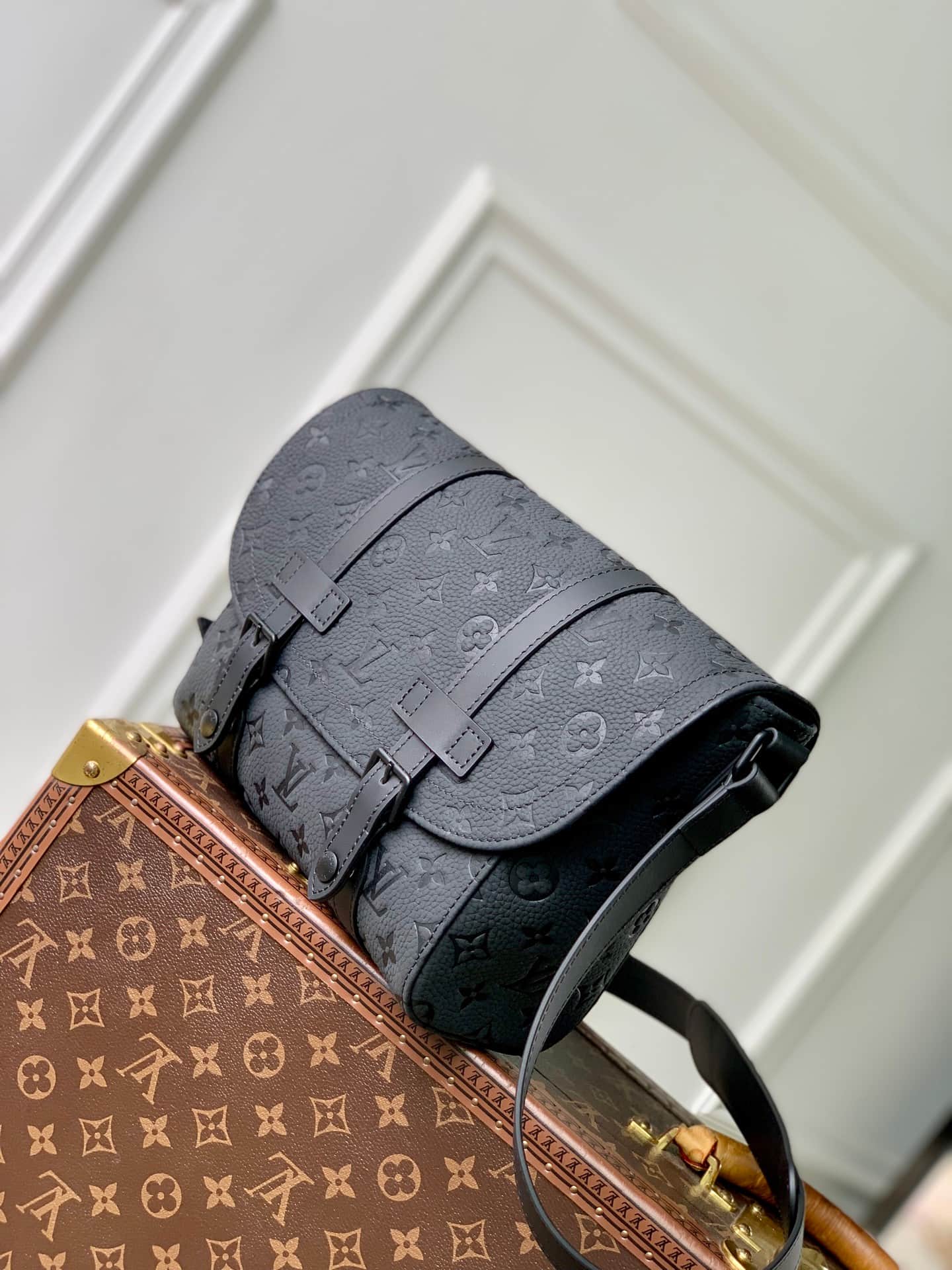 Louis Vuitton Christopher Messenger Taurillon Monogram cowhide leather M28324 High