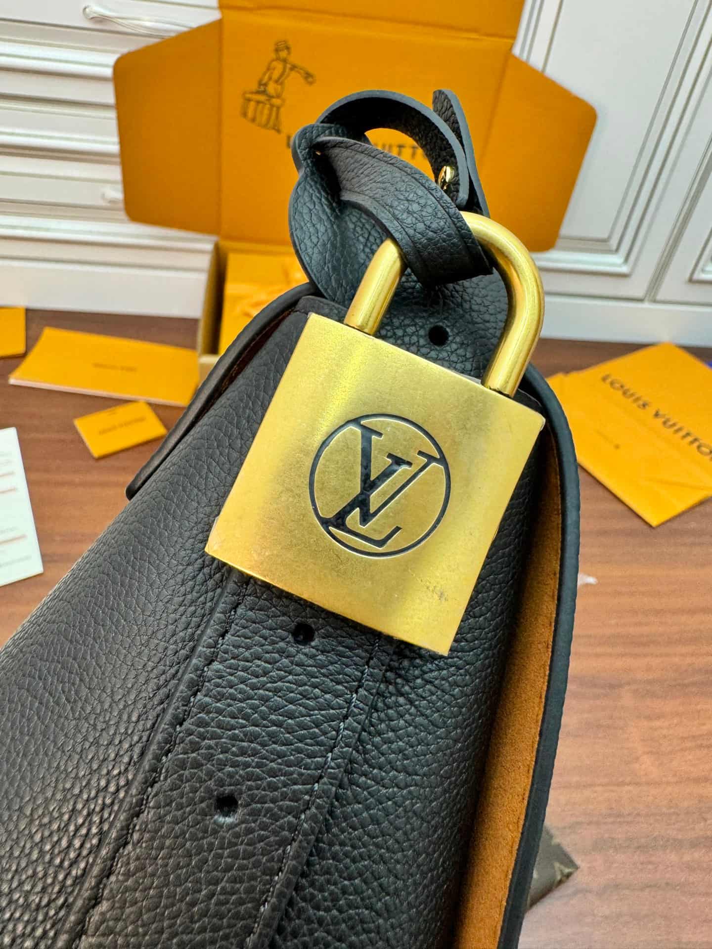 Louis Vuitton Low Key Messenger Black Calf leather M13148 TOP