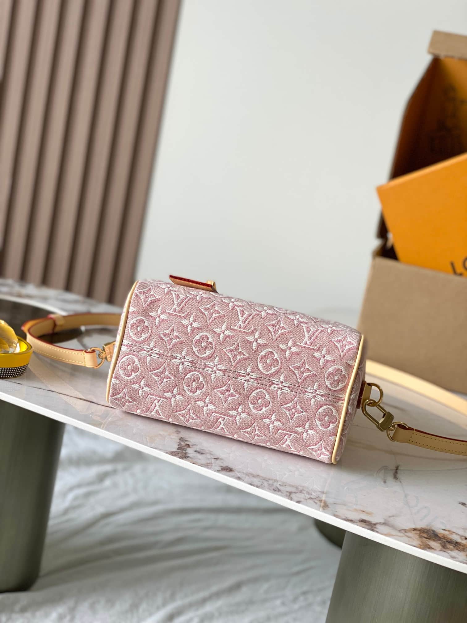 Louis Vuitton Speedy Bandoulière 20 Monogram Emblème Rose Ruban M2A039 TOP