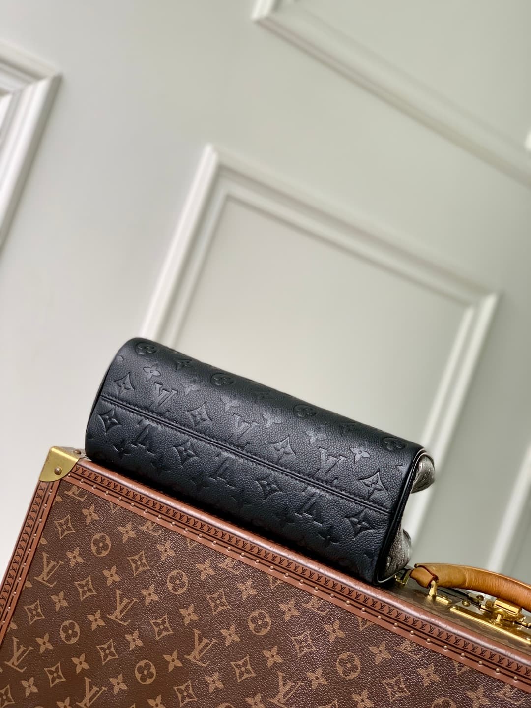 Louis Vuitton Avenue PM Cowhide leather M25577 Black High