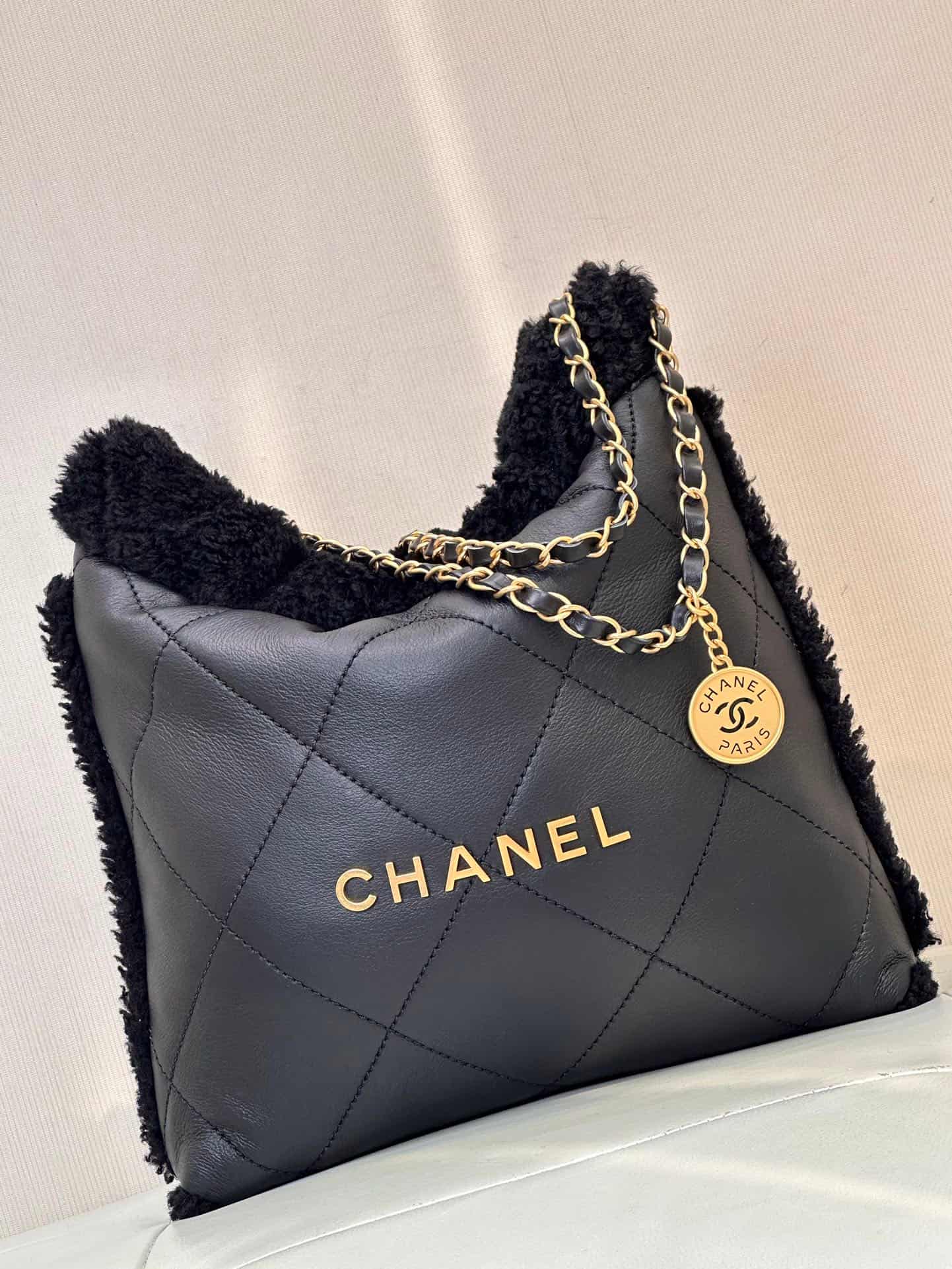 Chanel 22 Small handbag Shiny Calfskin Shearling & Gold-tone metal AS3260 Black TOP