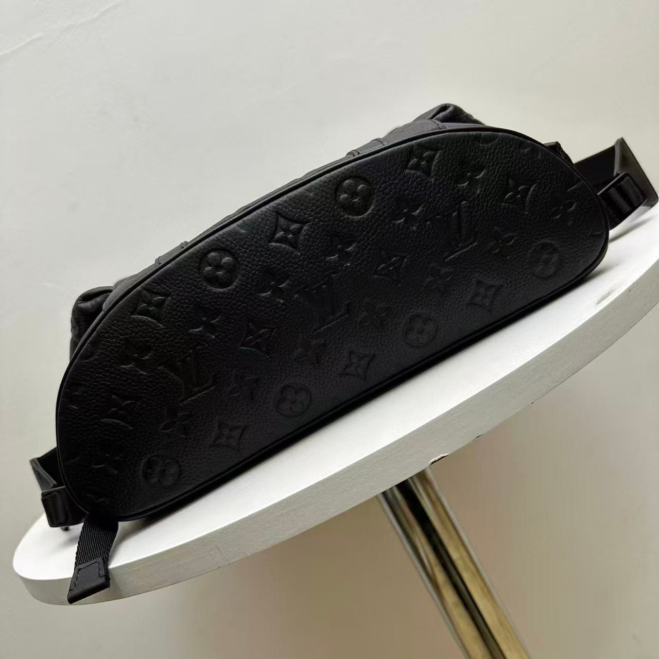 Louis Vuitton Christopher MM Taurillon cowhide leather M55699 Black TOP