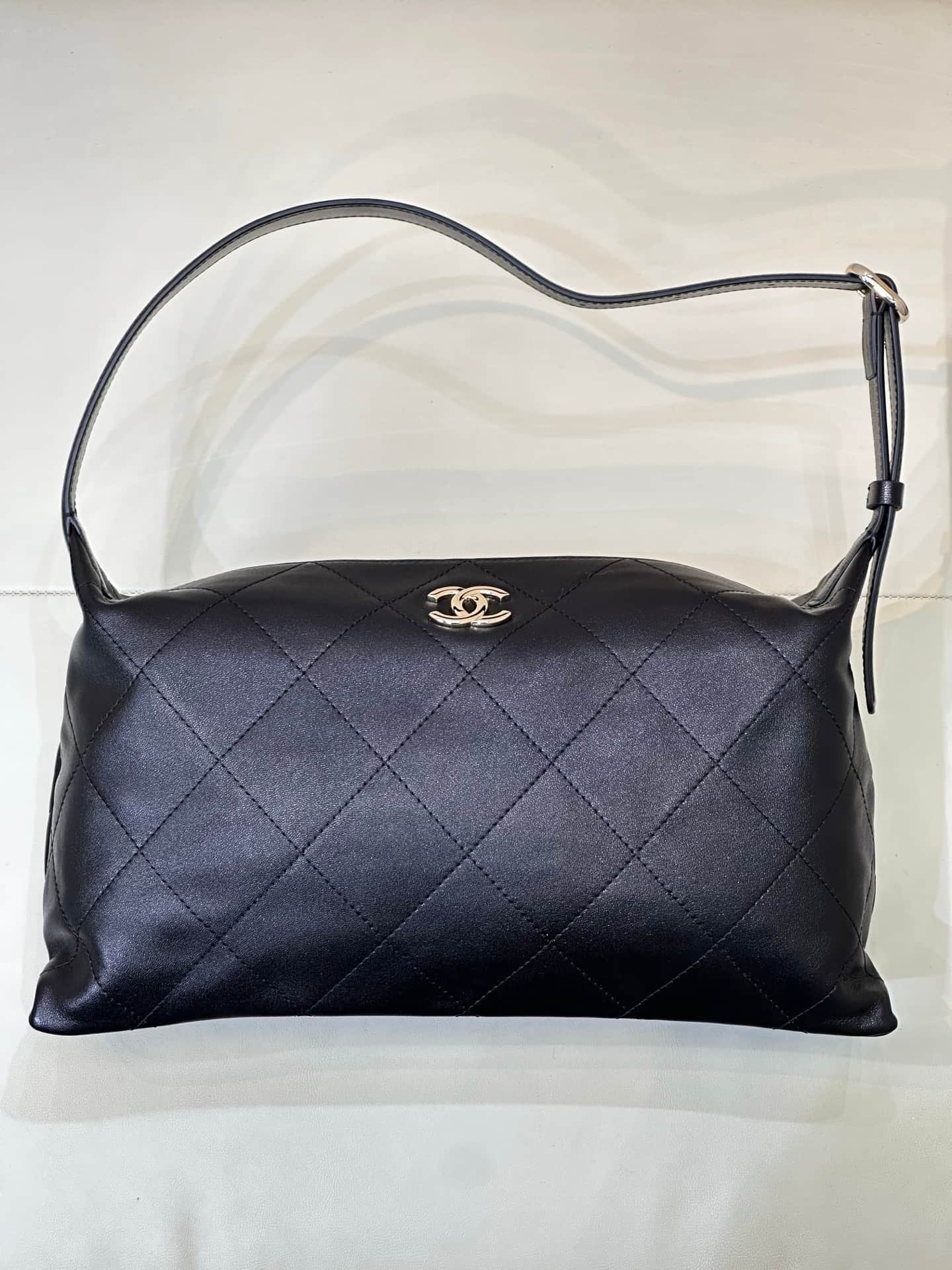 Chanel Maxi Hobo Bag Shiny Lambskin & Gold-Tone Metal AS6139 Black TOP
