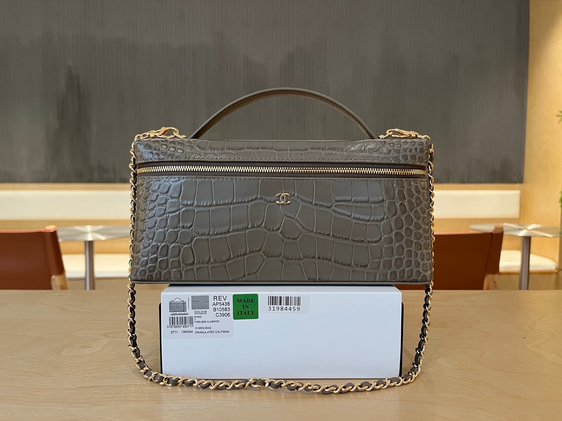 Chanel Vanity with Chain Crocodile-embossed leather& Gold-Tone Metal Dark Khaki AP5438 A