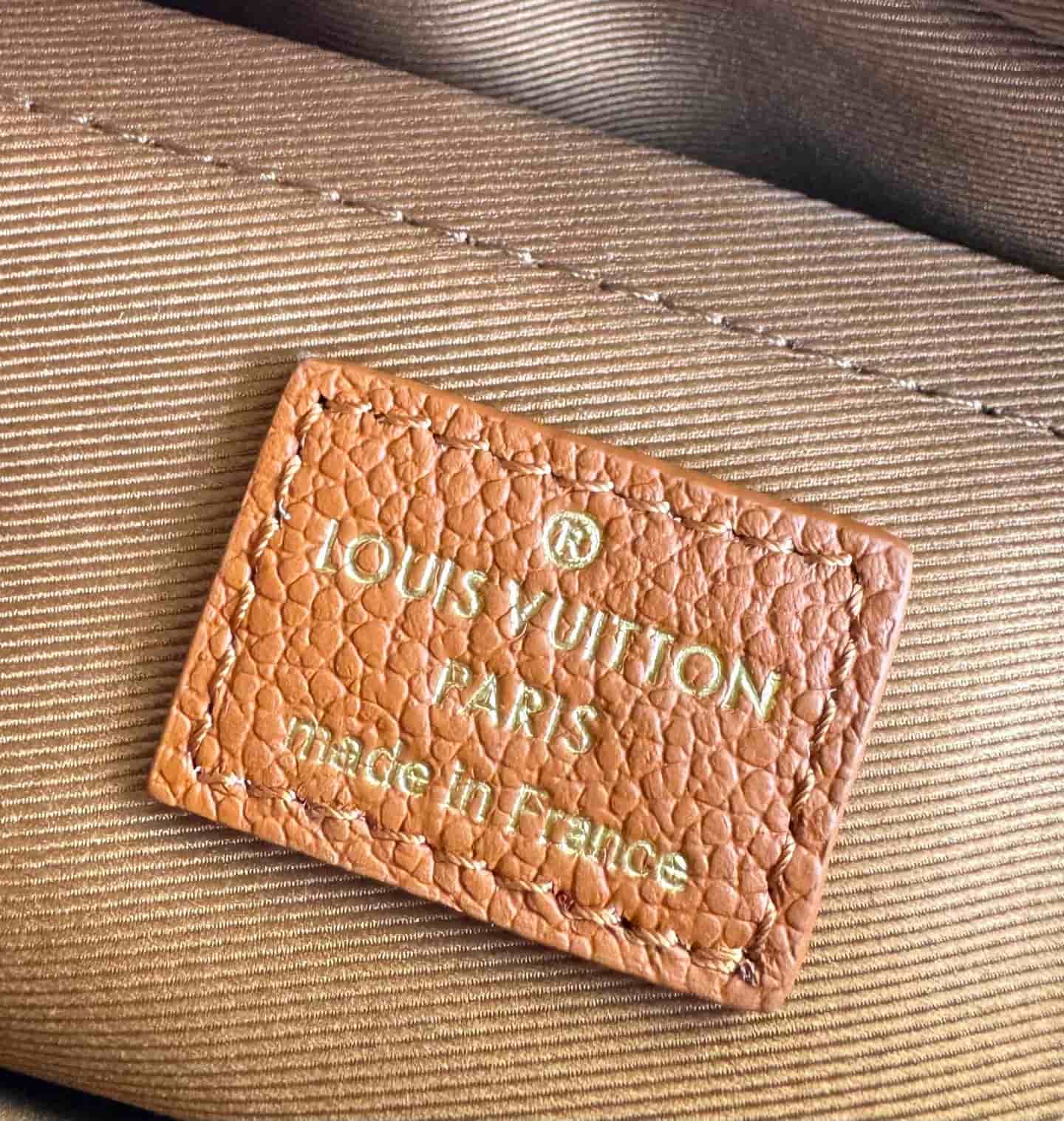 Louis Vuitton Boarding Messenger M25981 Tan High