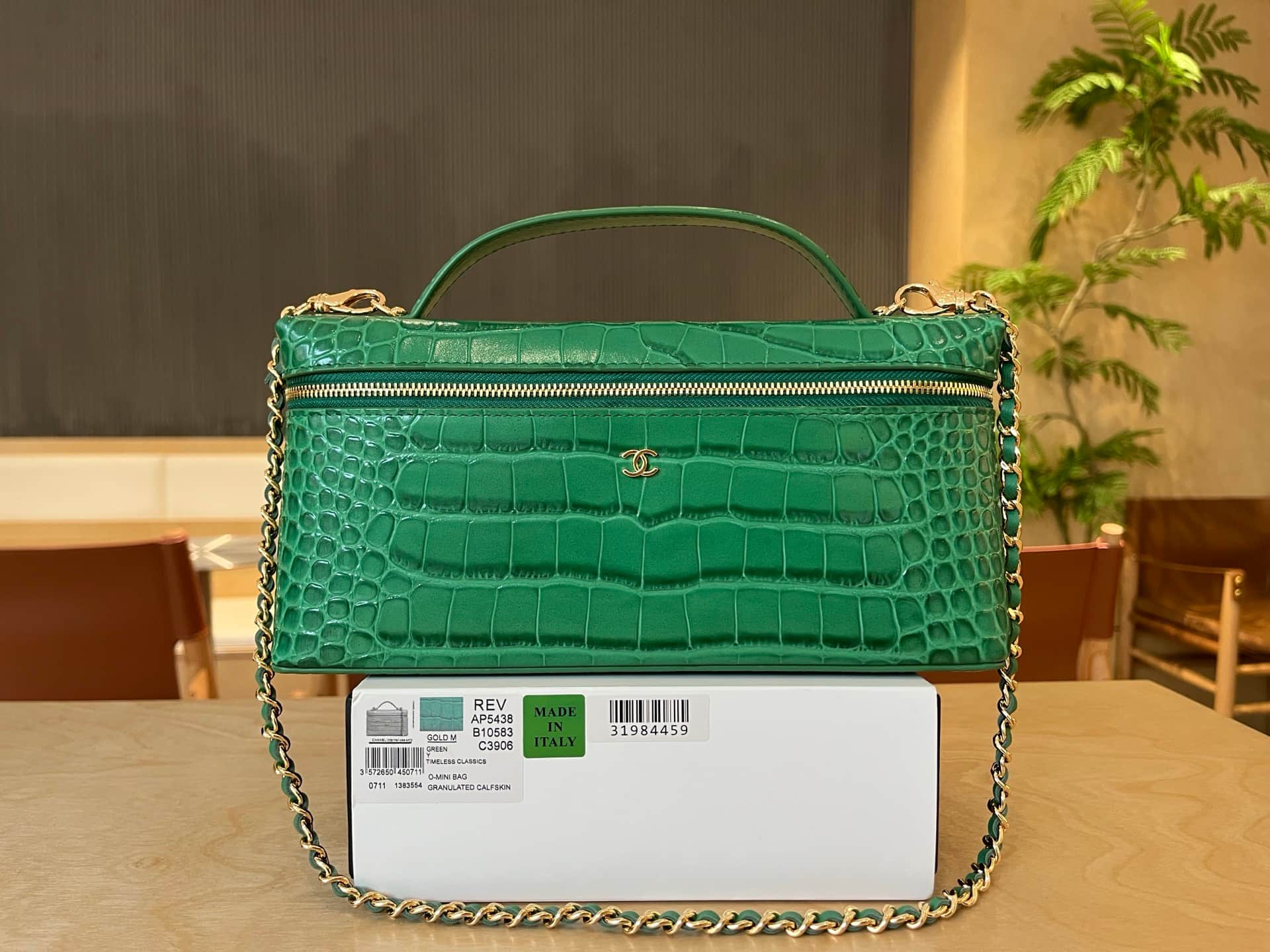 Chanel Vanity with Chain Crocodile-embossed leather& Gold-Tone Metal Green AP5438 A