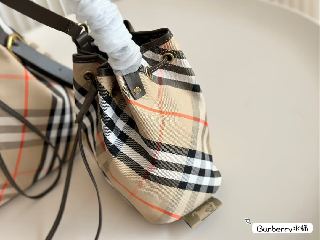 Burberry Check Bucket Bag Beige/Lichen