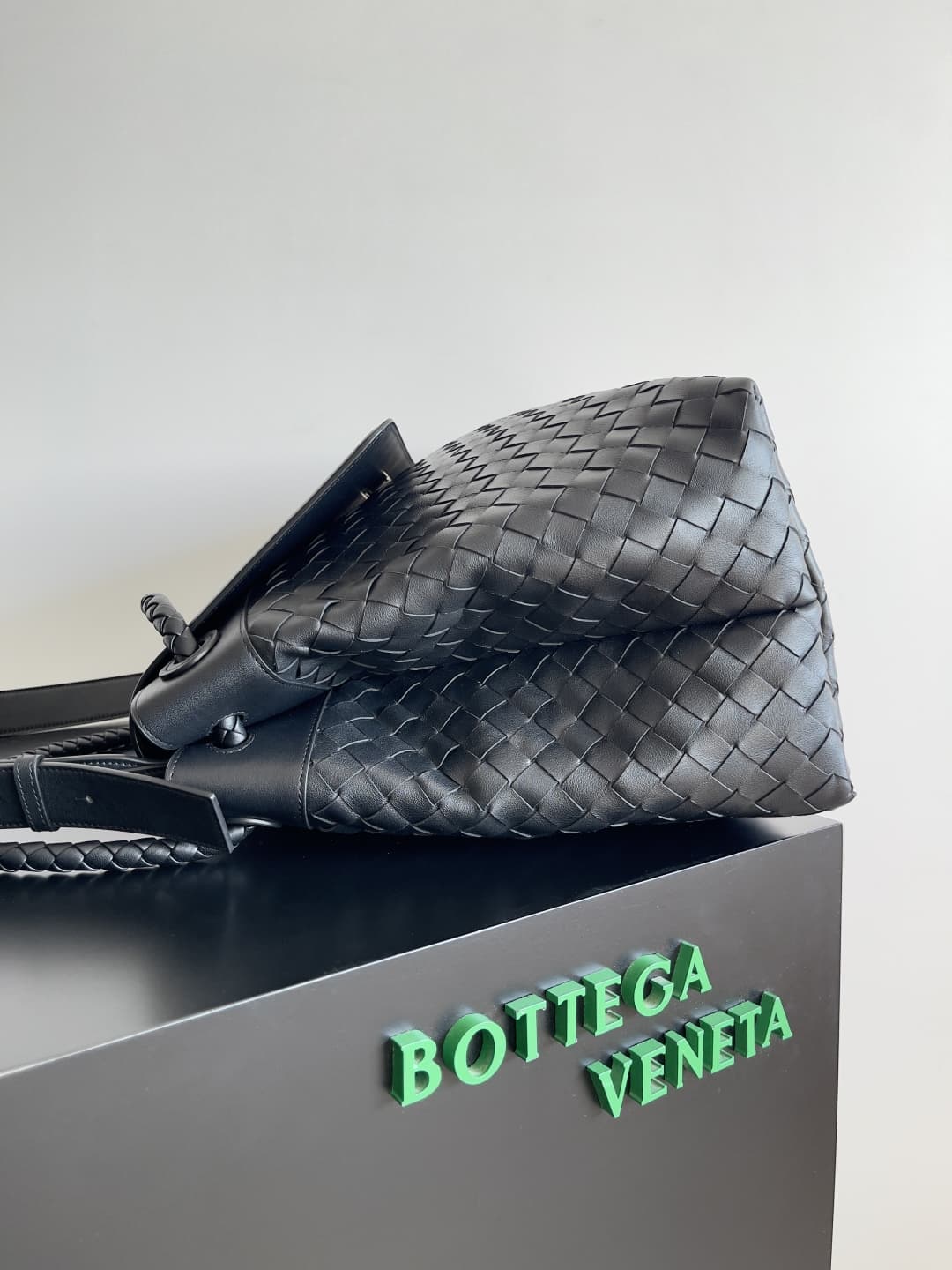 BV Large Andiamo Messenger Top