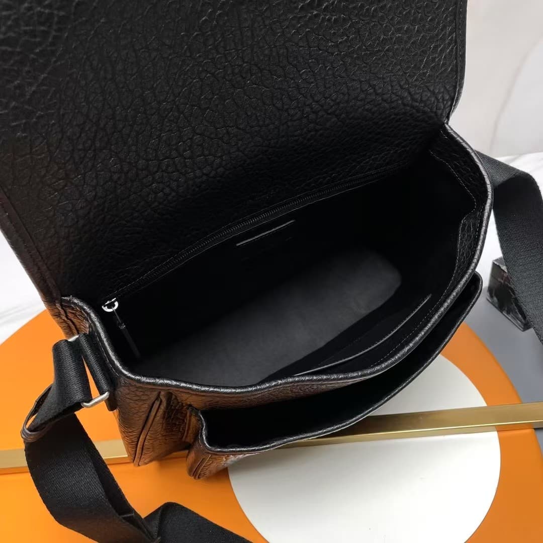 NIKI MESSENGER IN GRAINED LEATHER Black High