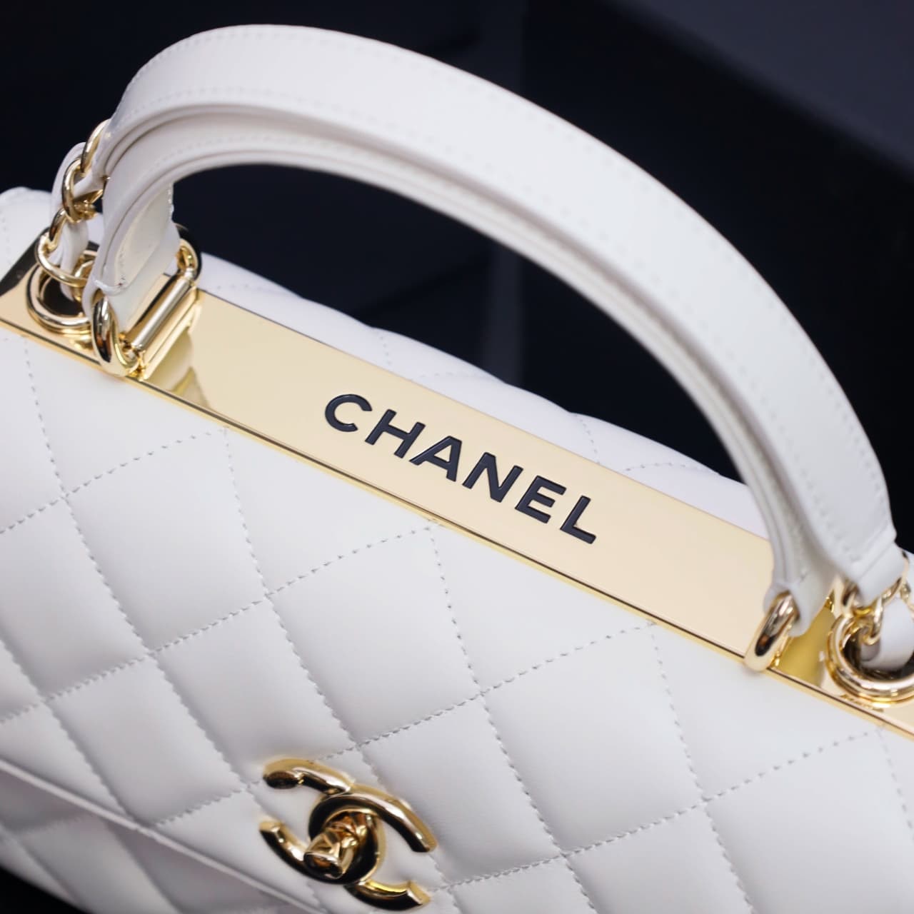 SMALL FLAP BAG WITH TOP HANDLE Lambskin Gold Metal White A