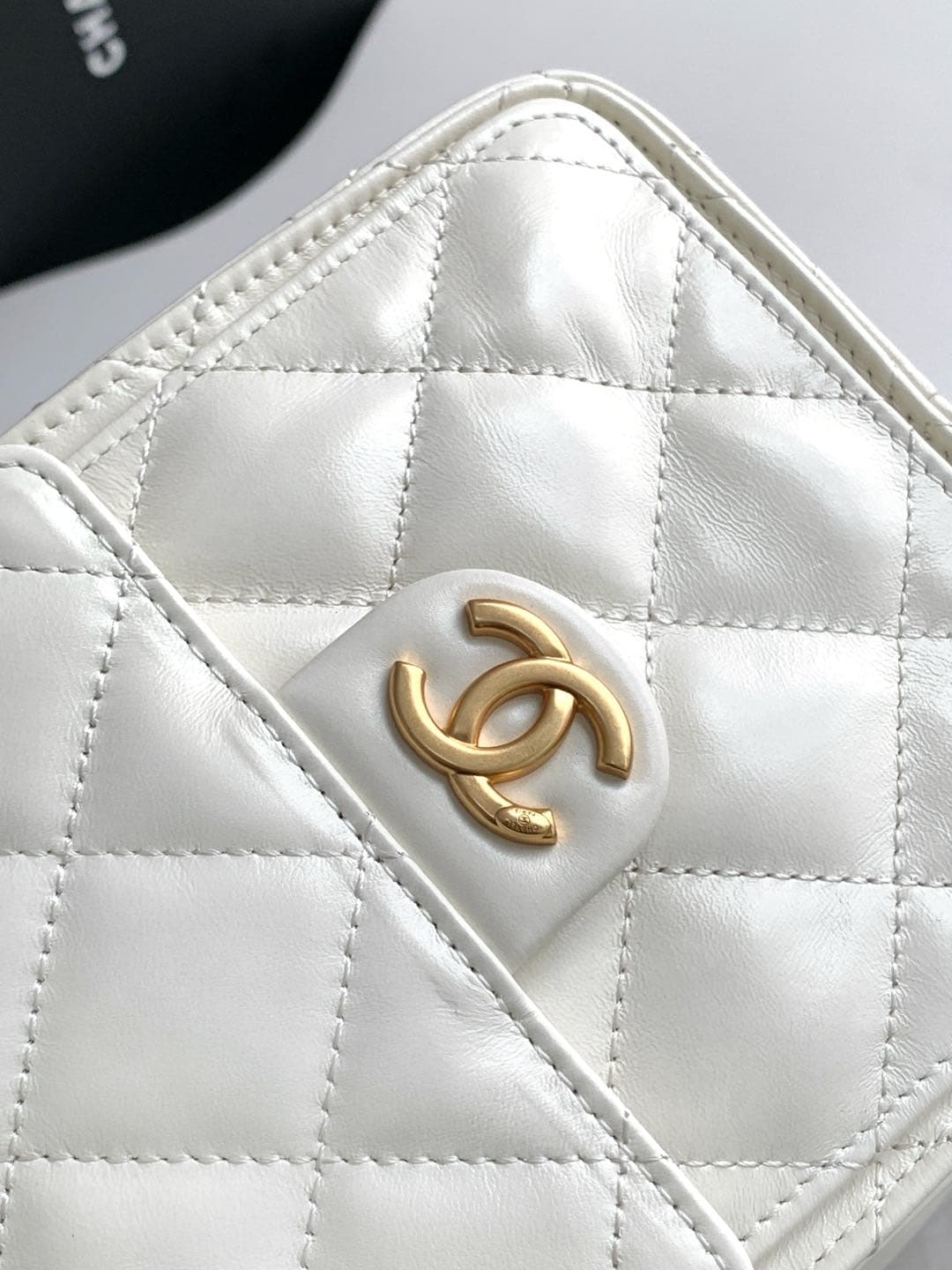 Chanel 25 Small Hobo handbag AS5293 Shiny calfskin & gold-tone metal White A