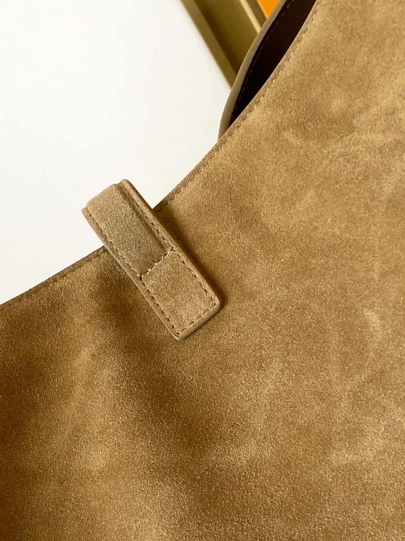 LE 5 À 7 BEA IN SUEDE GOLDEN LEAF High