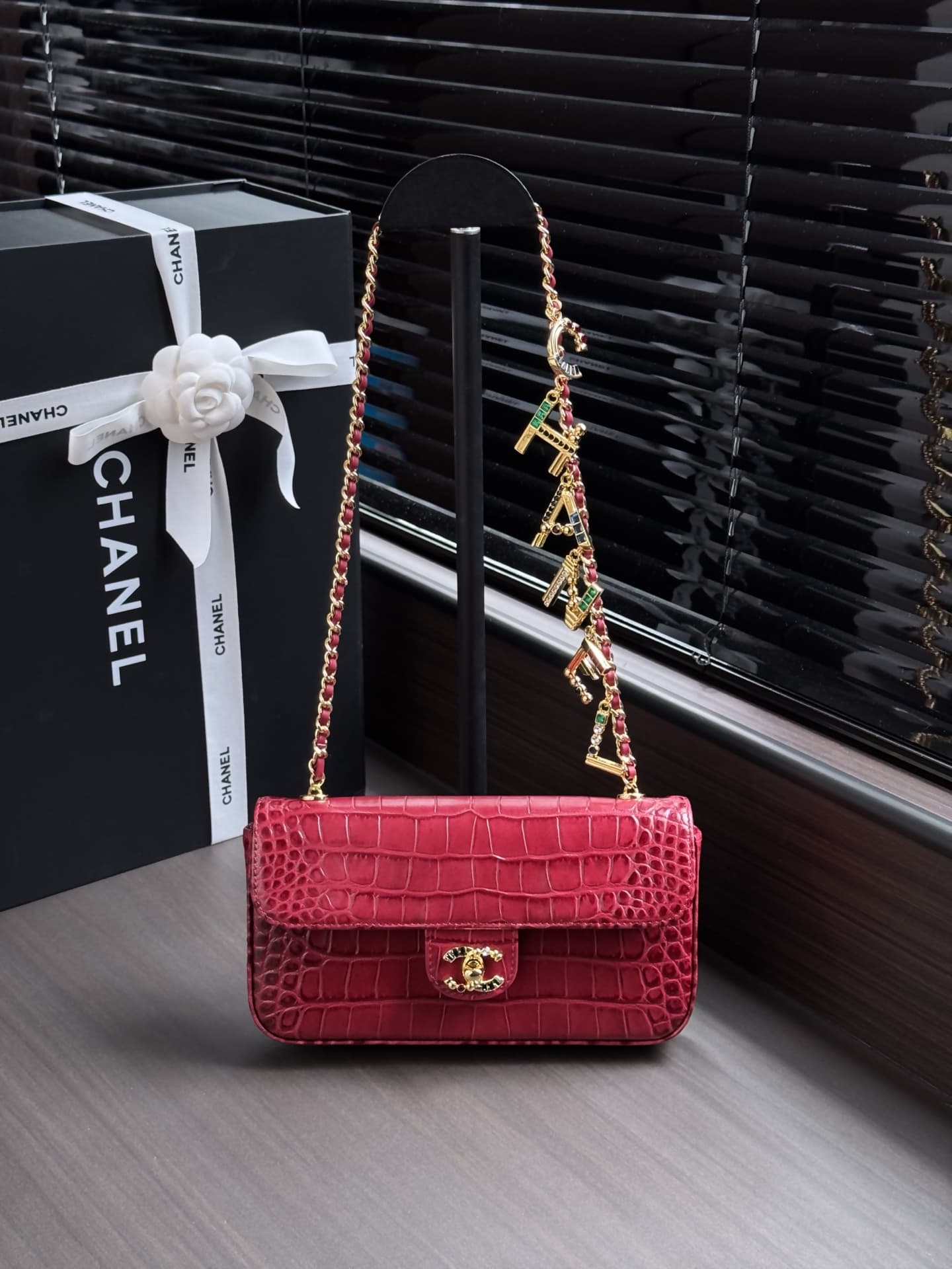 Chanel Flap Bag crocodile-embossed calfskin& Gold-Tone Metal Red AS6340 A