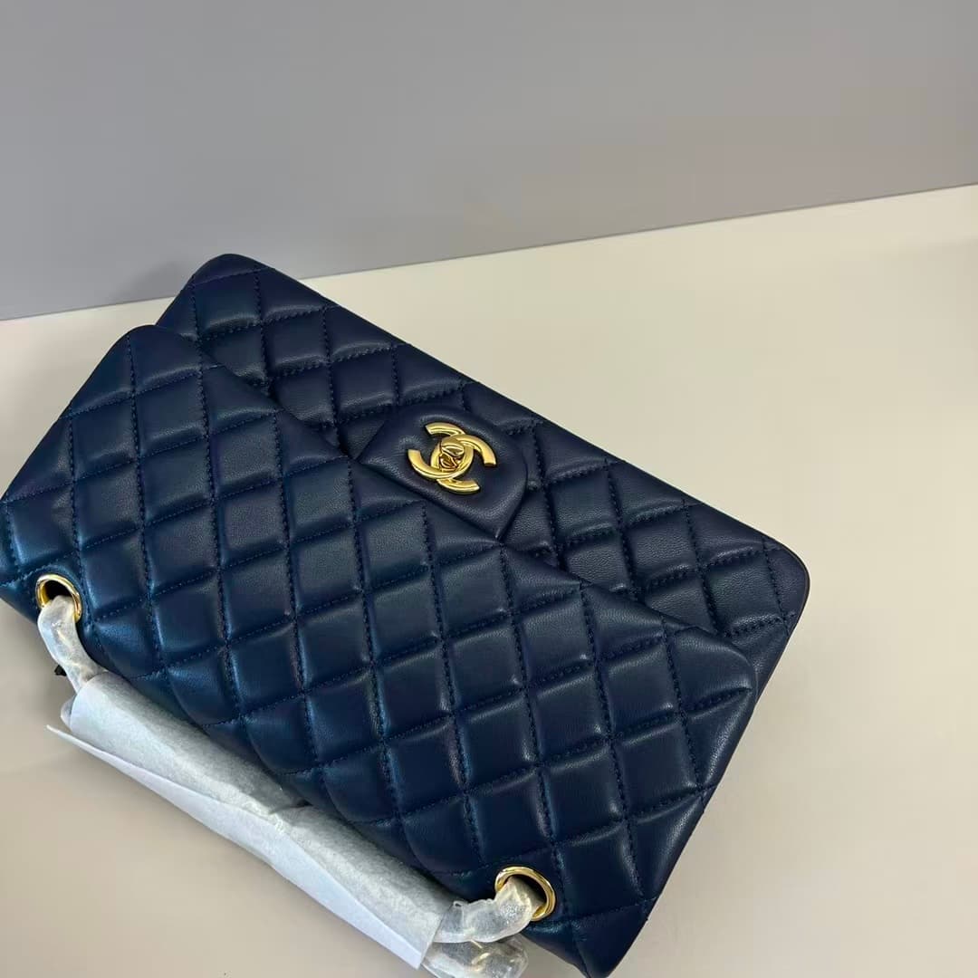 Medium CLASSIC HANDBAG Lambskin Navy Gold Metal B