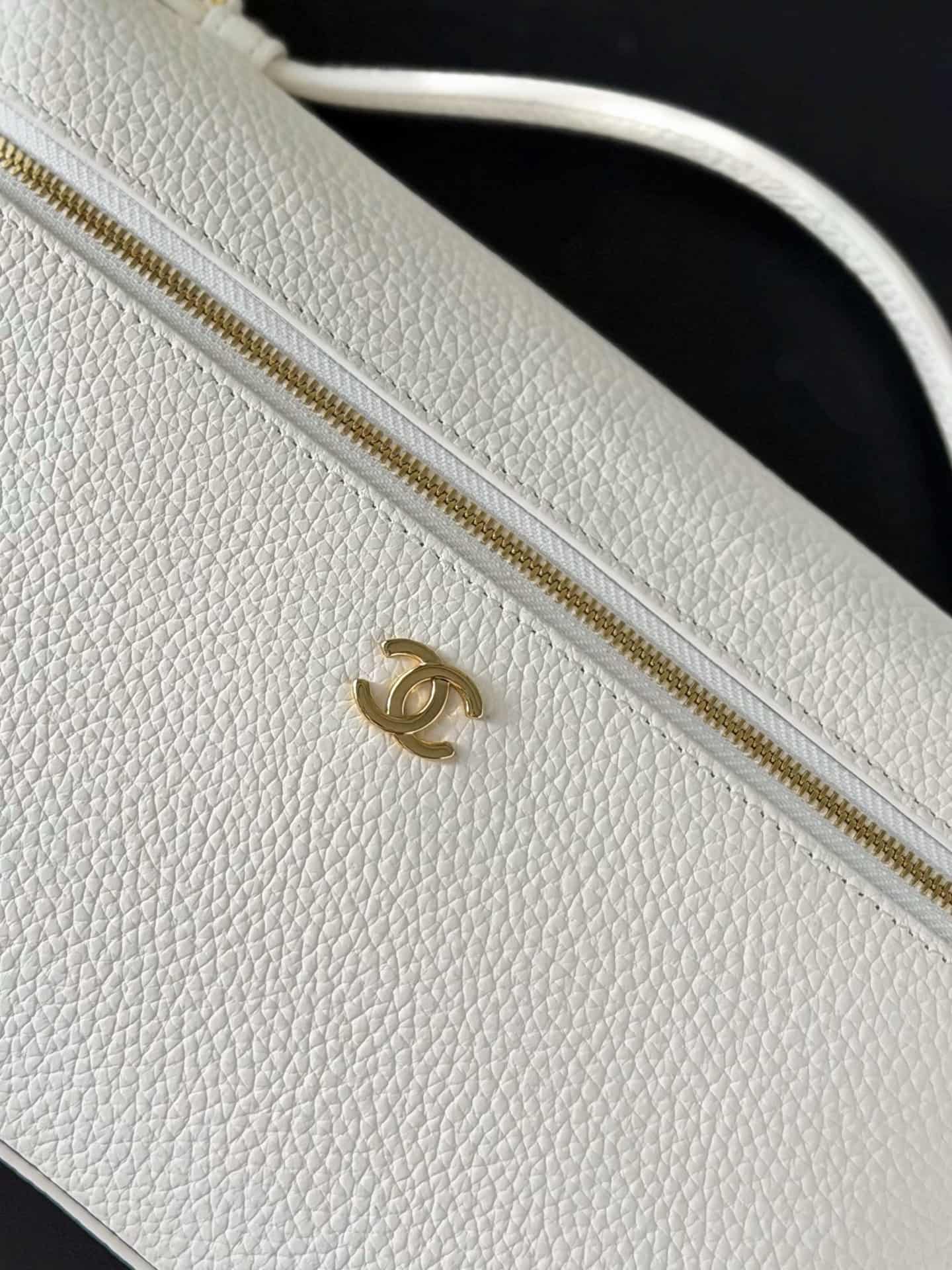 Chanel Large Vanity with chain Grained Calfskin & Gold-Tone Metal White AS5348 A